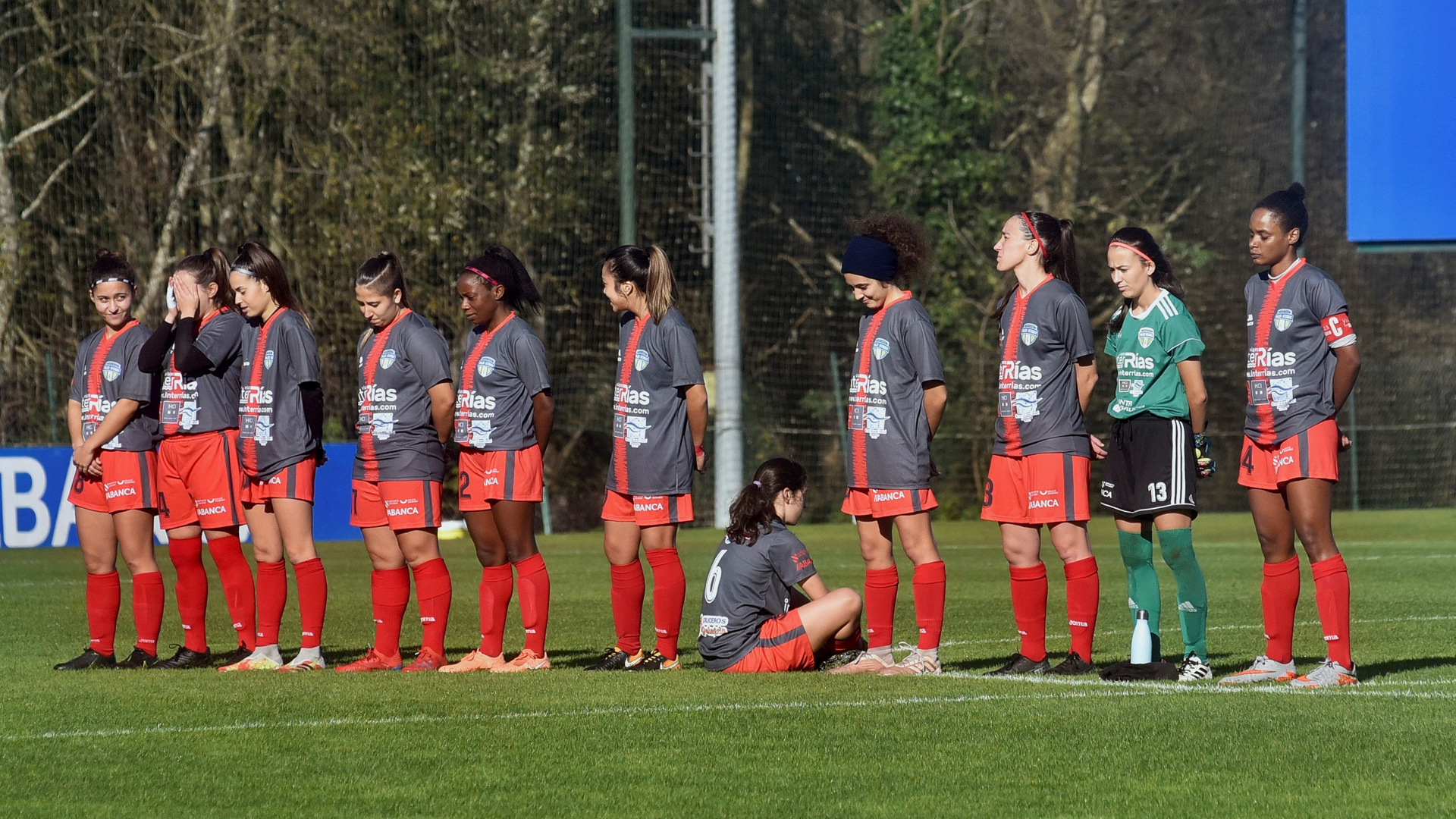 Amenazan de muerte a jugadora que dio la espalda en minuto de silencio por Maradona