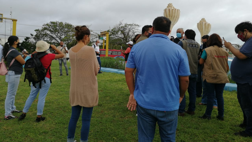 Marchan periodistas en Cancún en protesta por agresiones de policías a reporteros