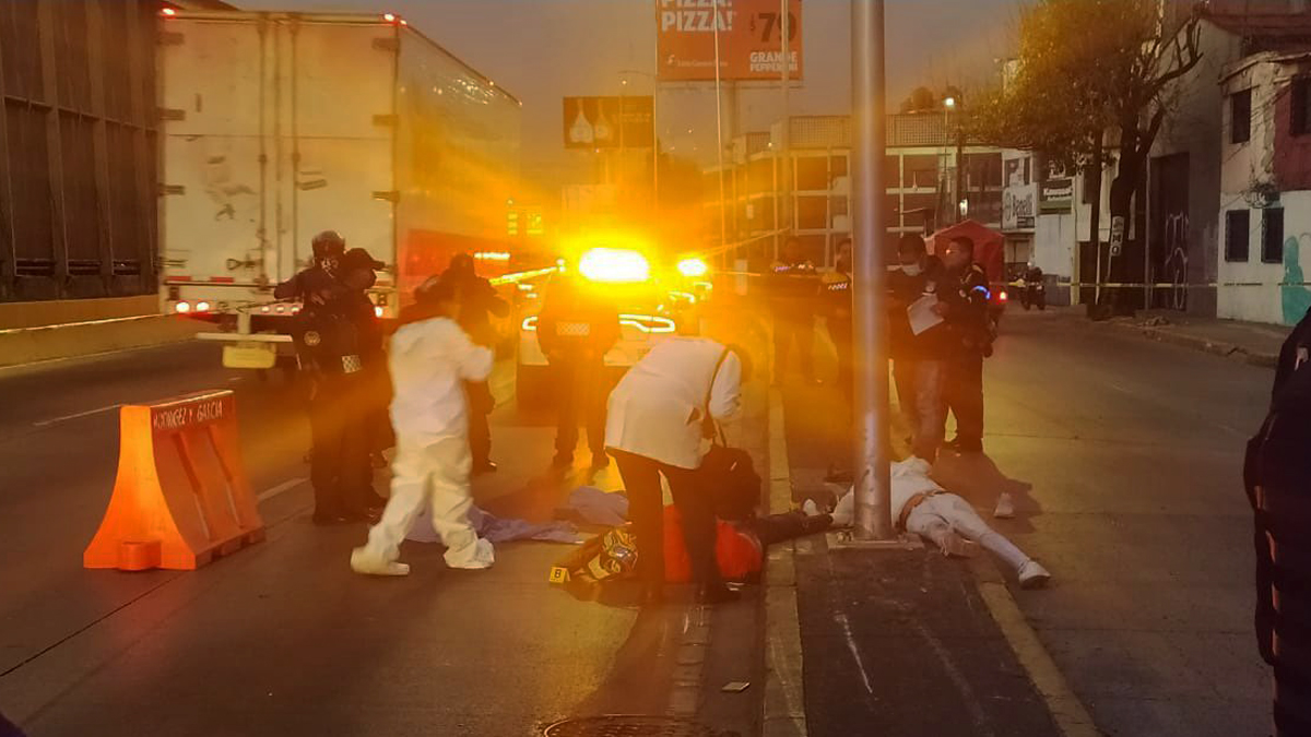 Accidente vial sobre Circuito Interior deja dos motociclistas muertos - peritos-y-policias-en-sitio-donde-motociclistas-murieron