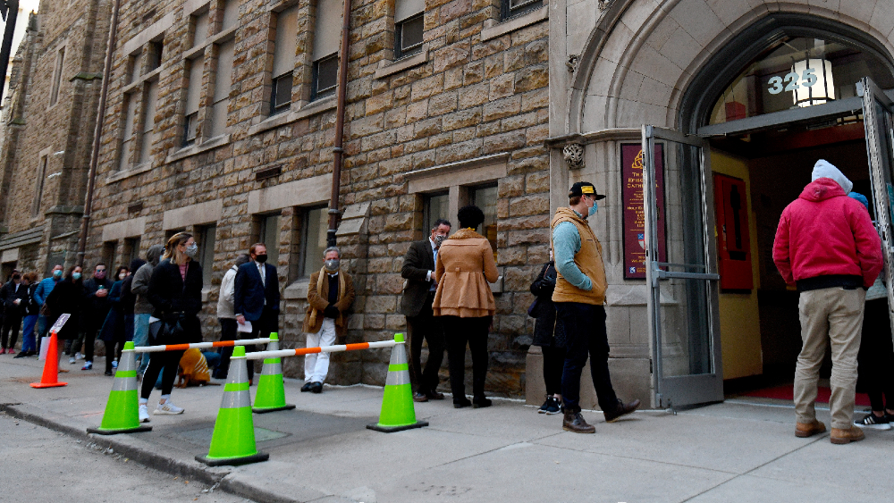 EE.UU. acude de forma desigual a las urnas con esperanza, ansiedad y cautela