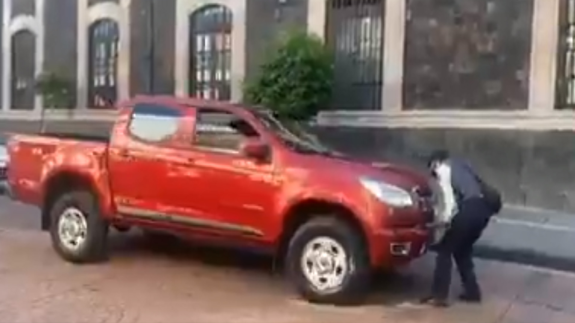 #Video Conductor agrede a mujer policía en Toluca; ciudadanos la defienden