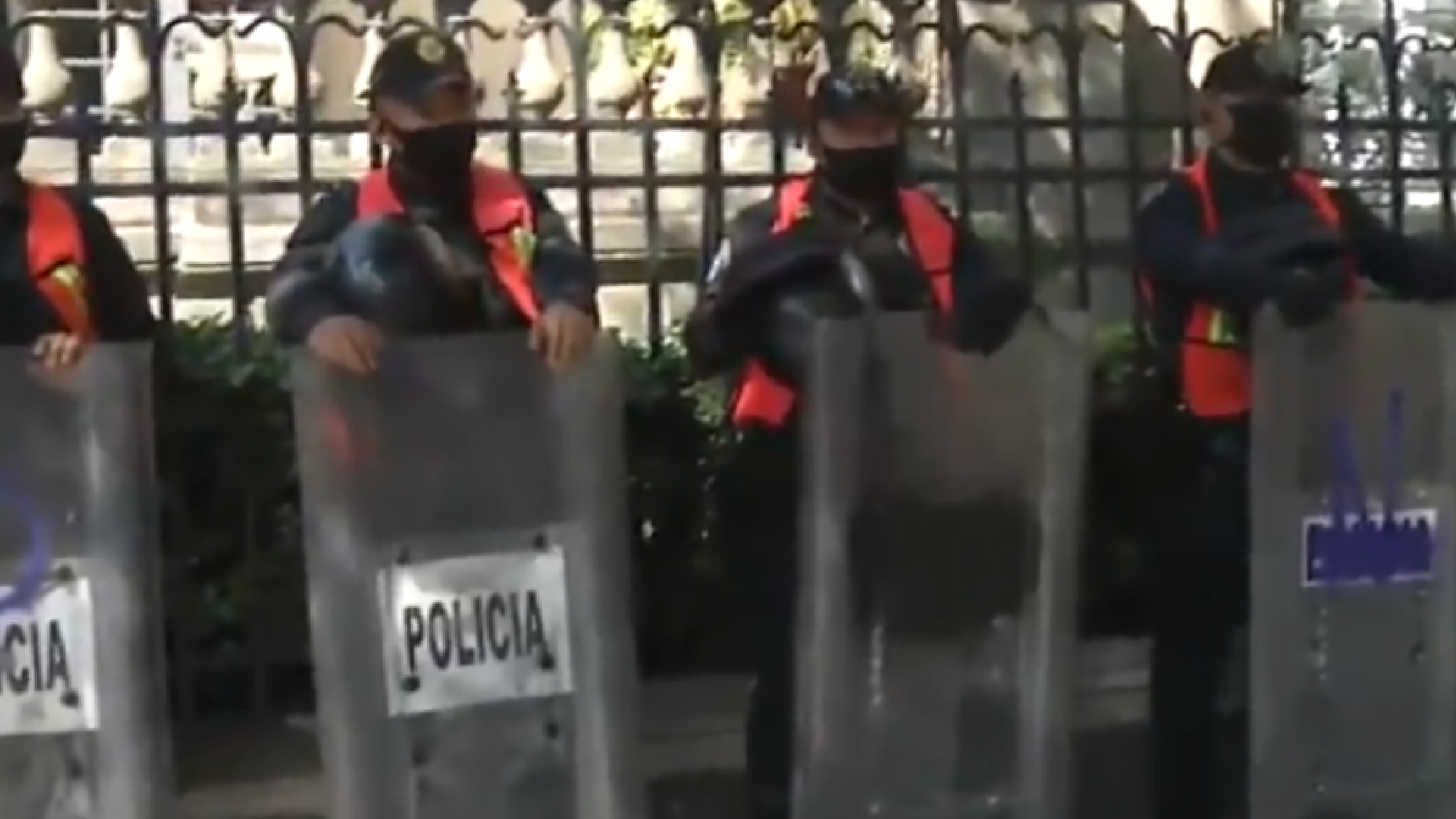 Policías custodian representación de Quintana Roo en Ciudad de México ante posibles protestas