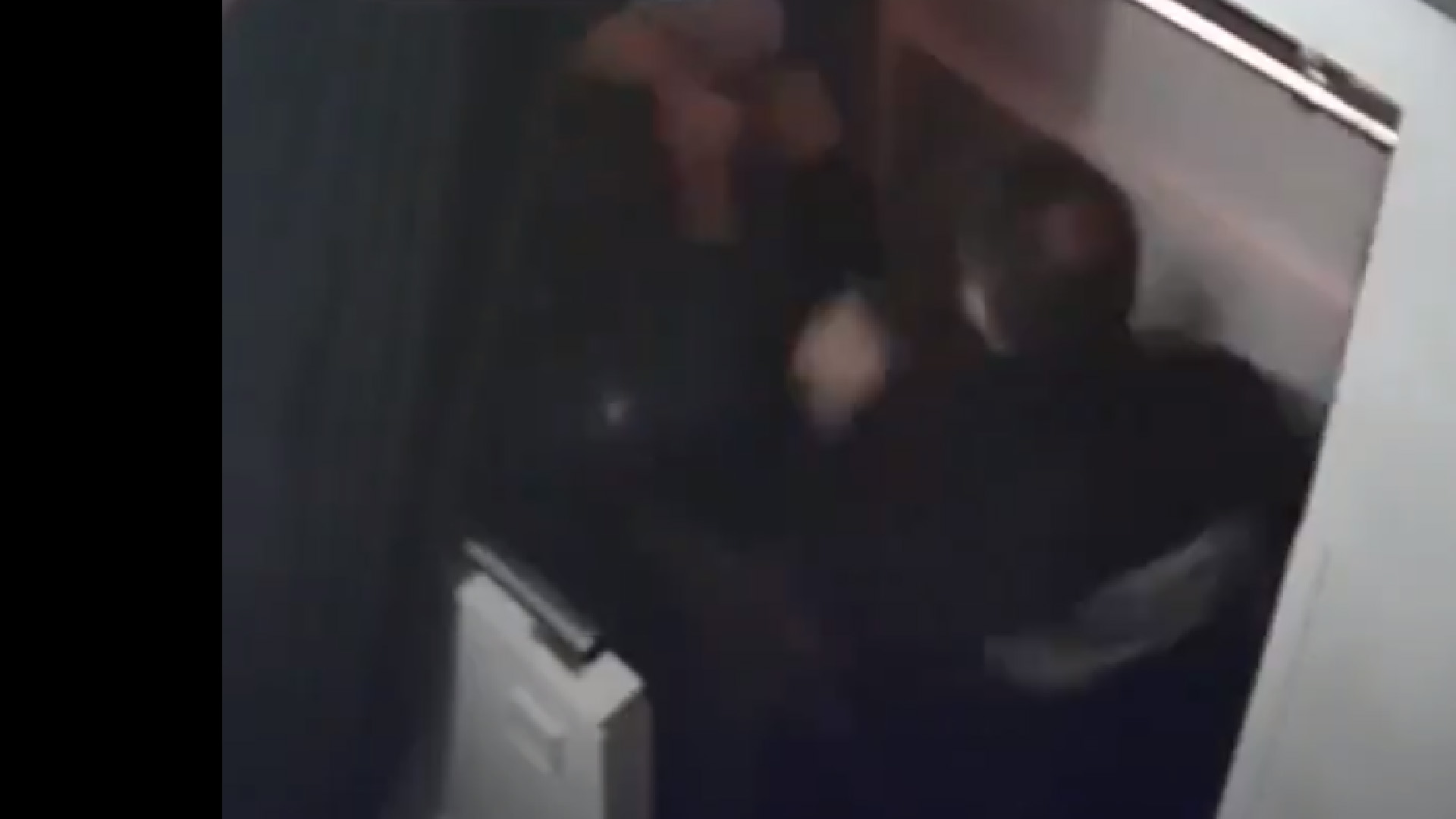 #Video Policías franceses dan golpiza a hombre negro por intentar evadir multa por no usar cubrebocas