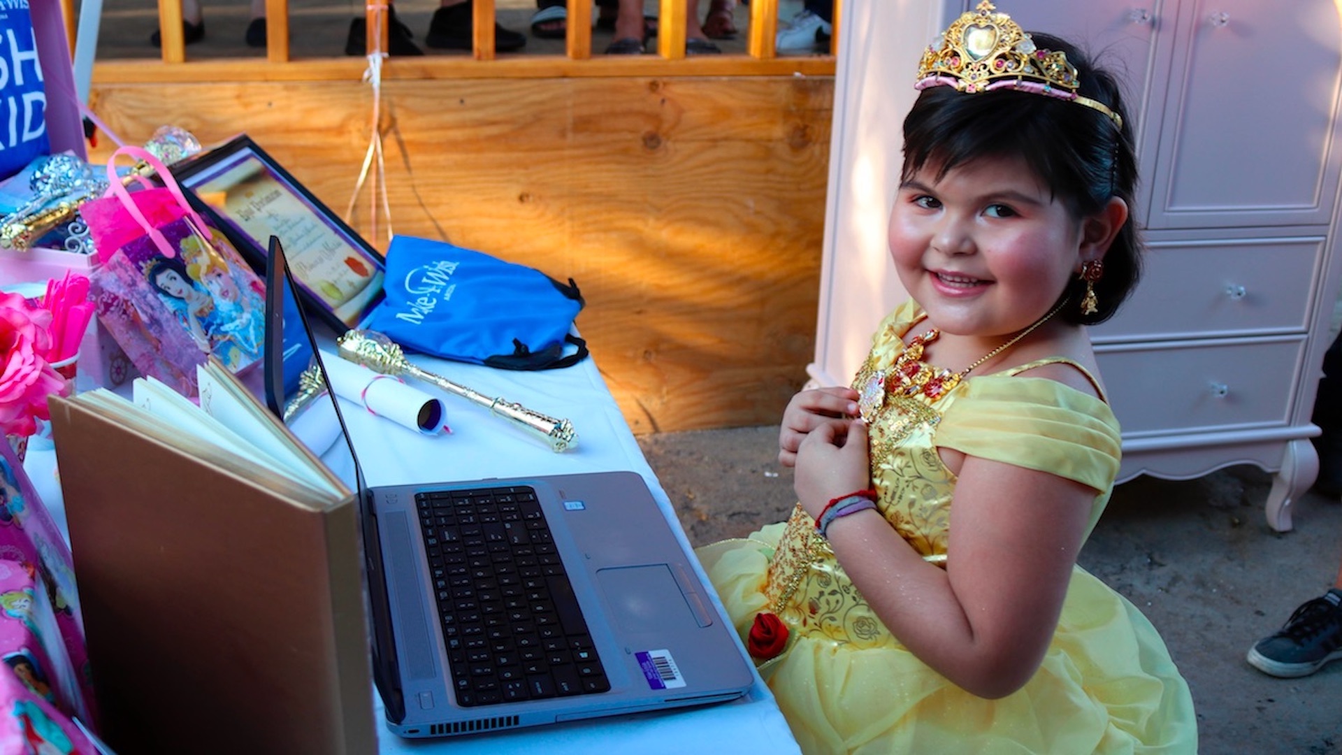 #Video Bella habla en español por primera vez para cumplir el deseo de una niña con leucemia #Video Bella habla en español por primera vez para cumplir el deseo de una niña con leucemia