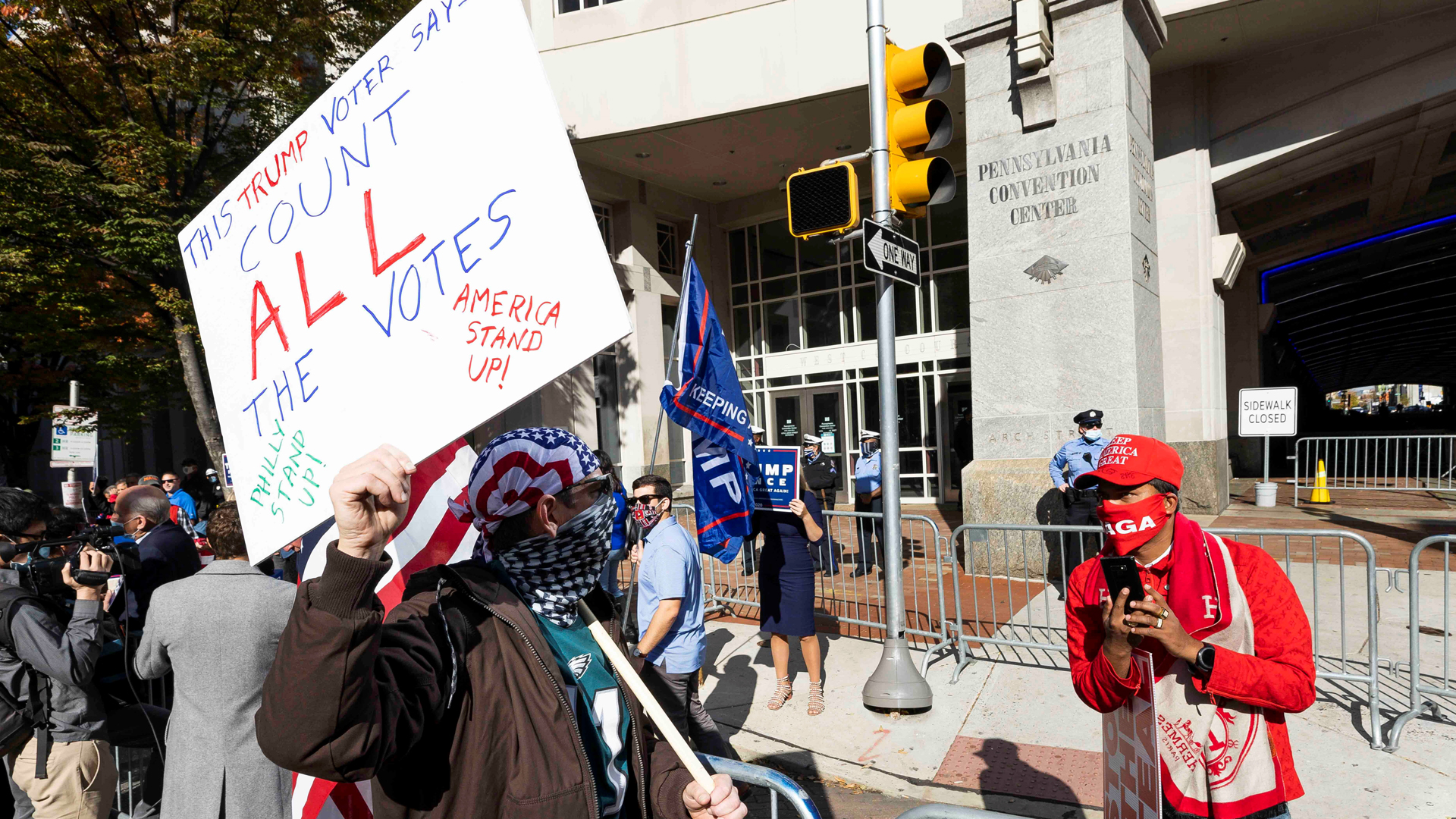 Detienen en sede de conteo de votos en Filadelfia a dos hombres armados - protesta-afuera-de-sede-de-conteo-de-votos-en-filadelfia