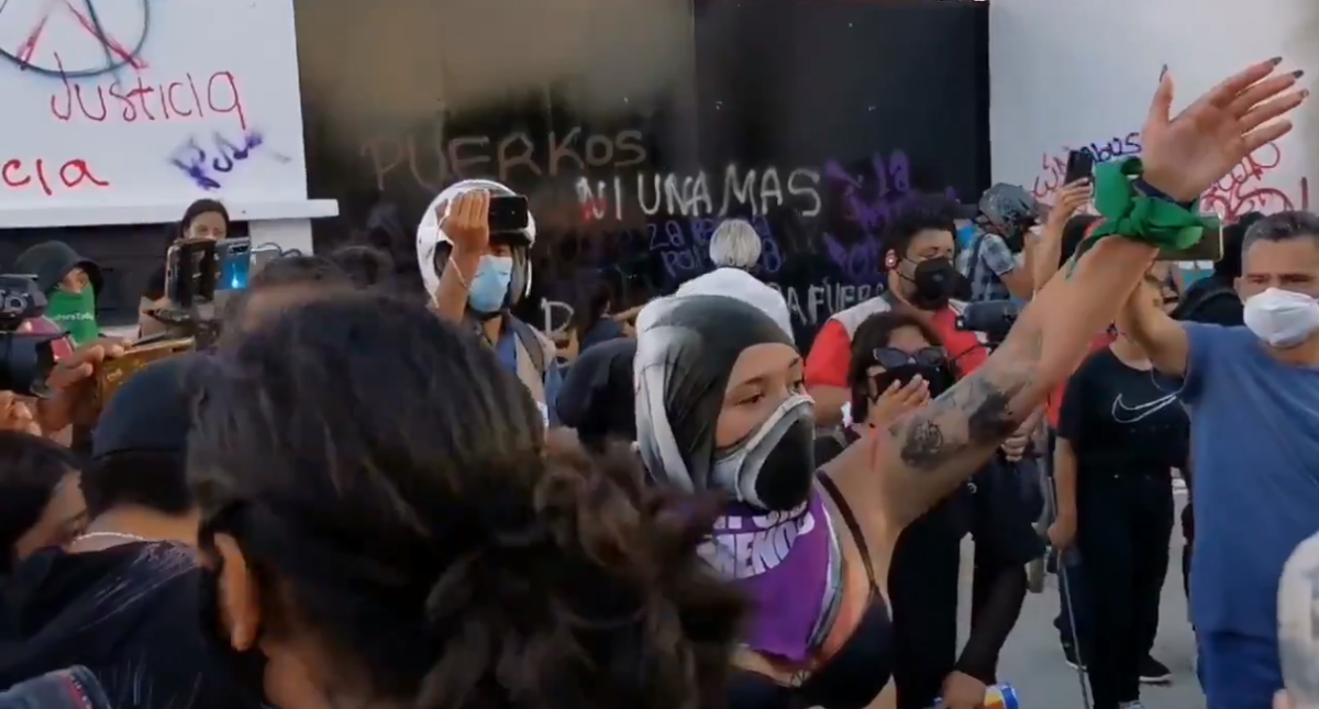 Denuncia gobernador Carlos Joaquín presencia de “anarquistas pagados” en protestas feministas en Cancún