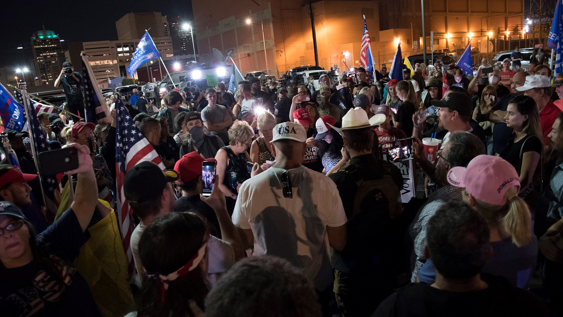Denuncian seguidores de Trump 'corrupción' en conteo de votos - protesta-en-phoenix-arizona