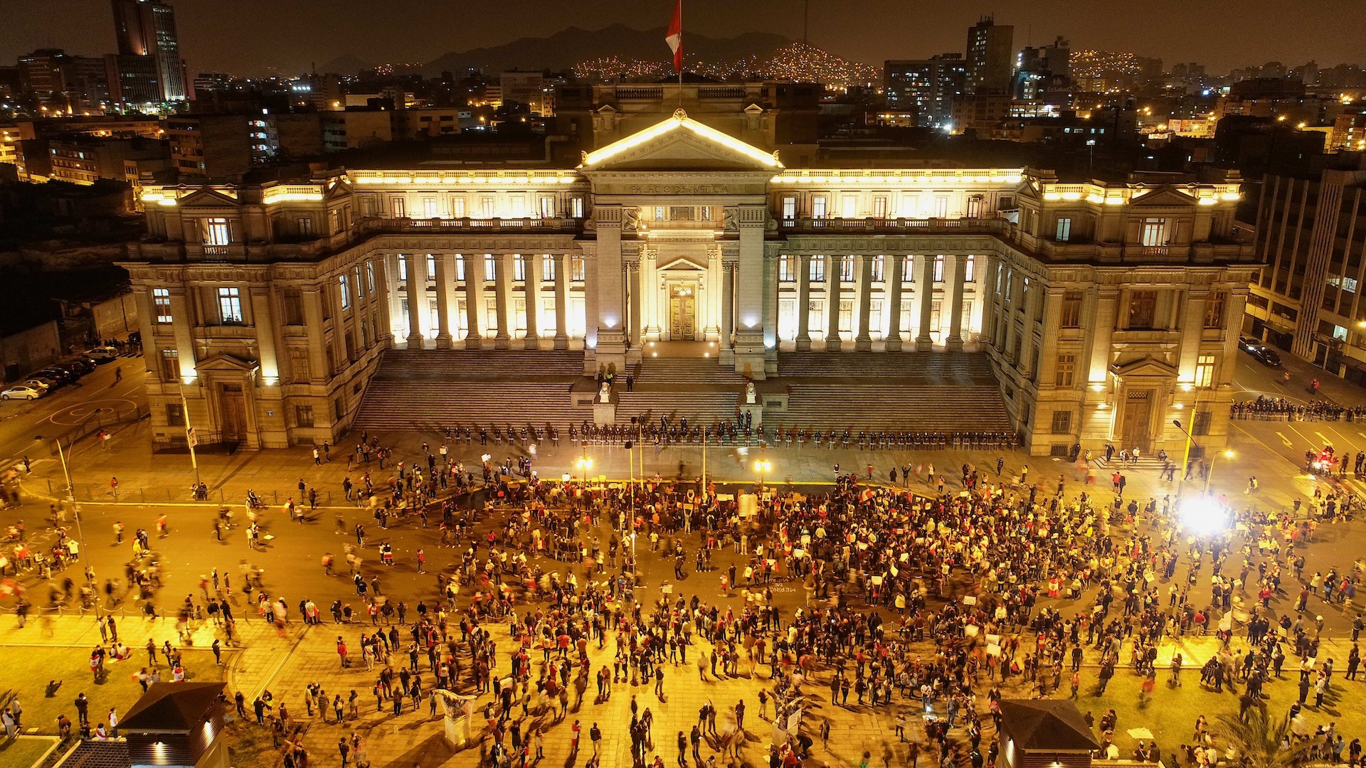 Un muerto y masivo rechazo en la calle debilitan al presidente Merino