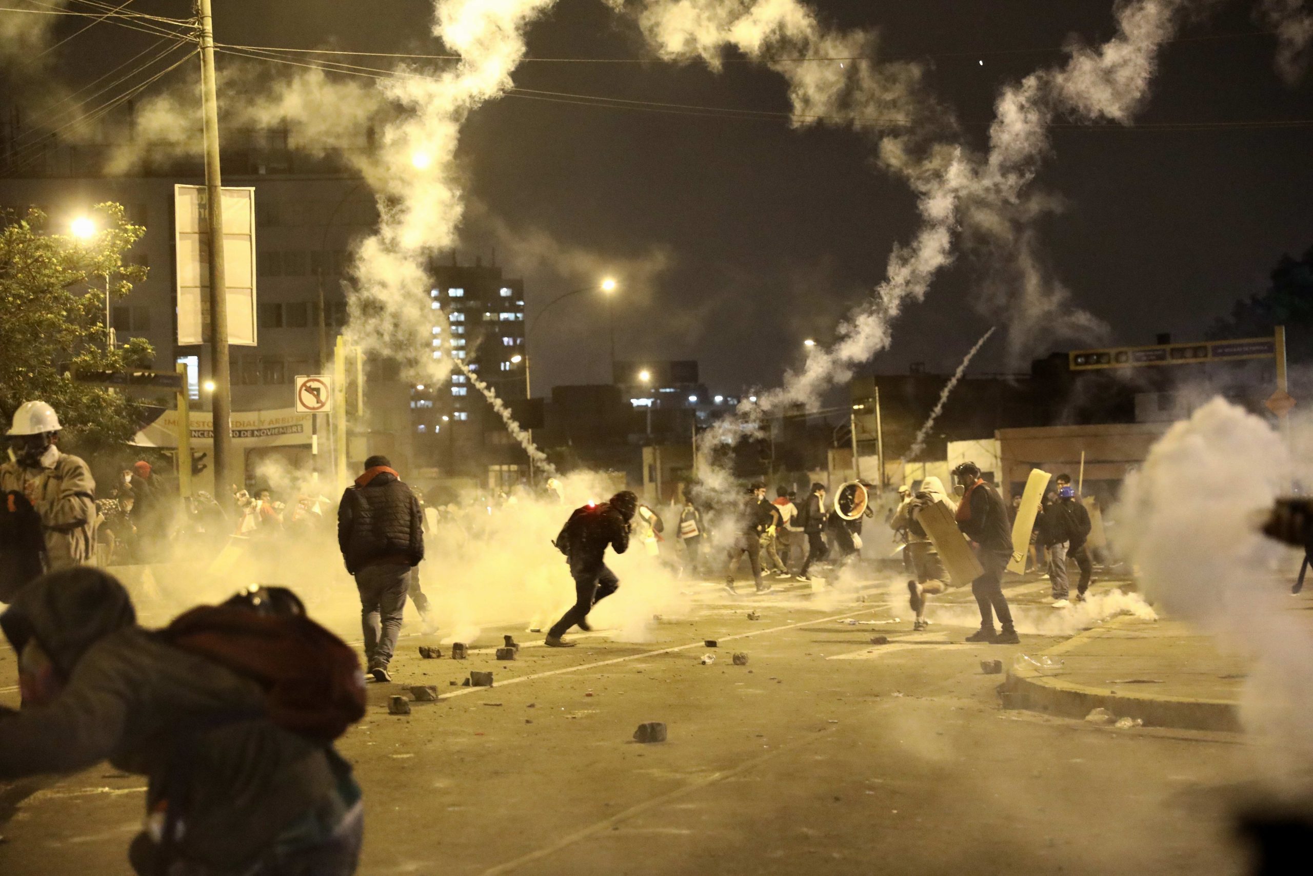 Un muerto y masivo rechazo en la calle debilitan al presidente Merino - protesta-peru-scaled