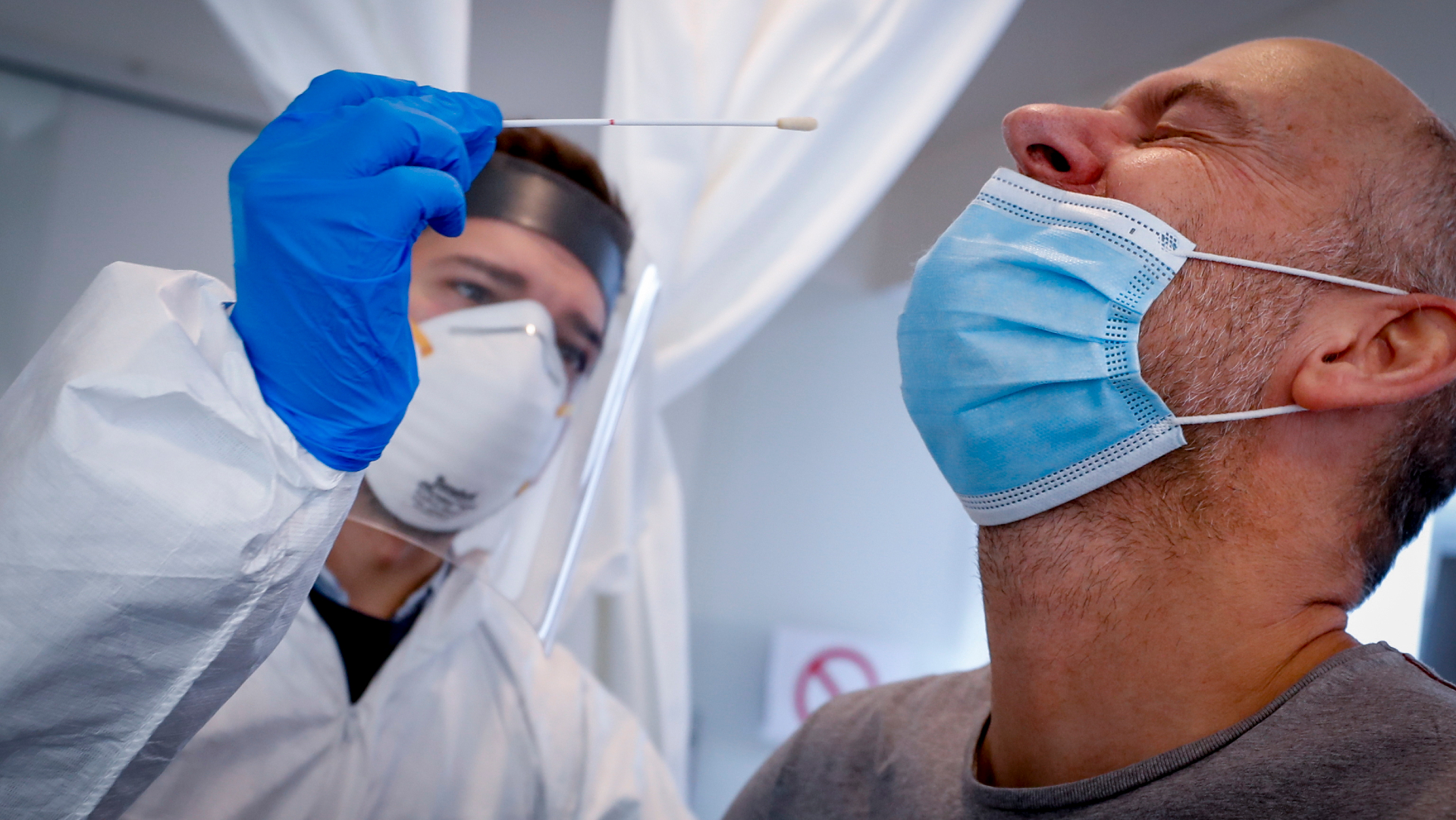 El mundo rebasa los 46 millones de casos por COVID-19, con más de 223 mil positivos diarios