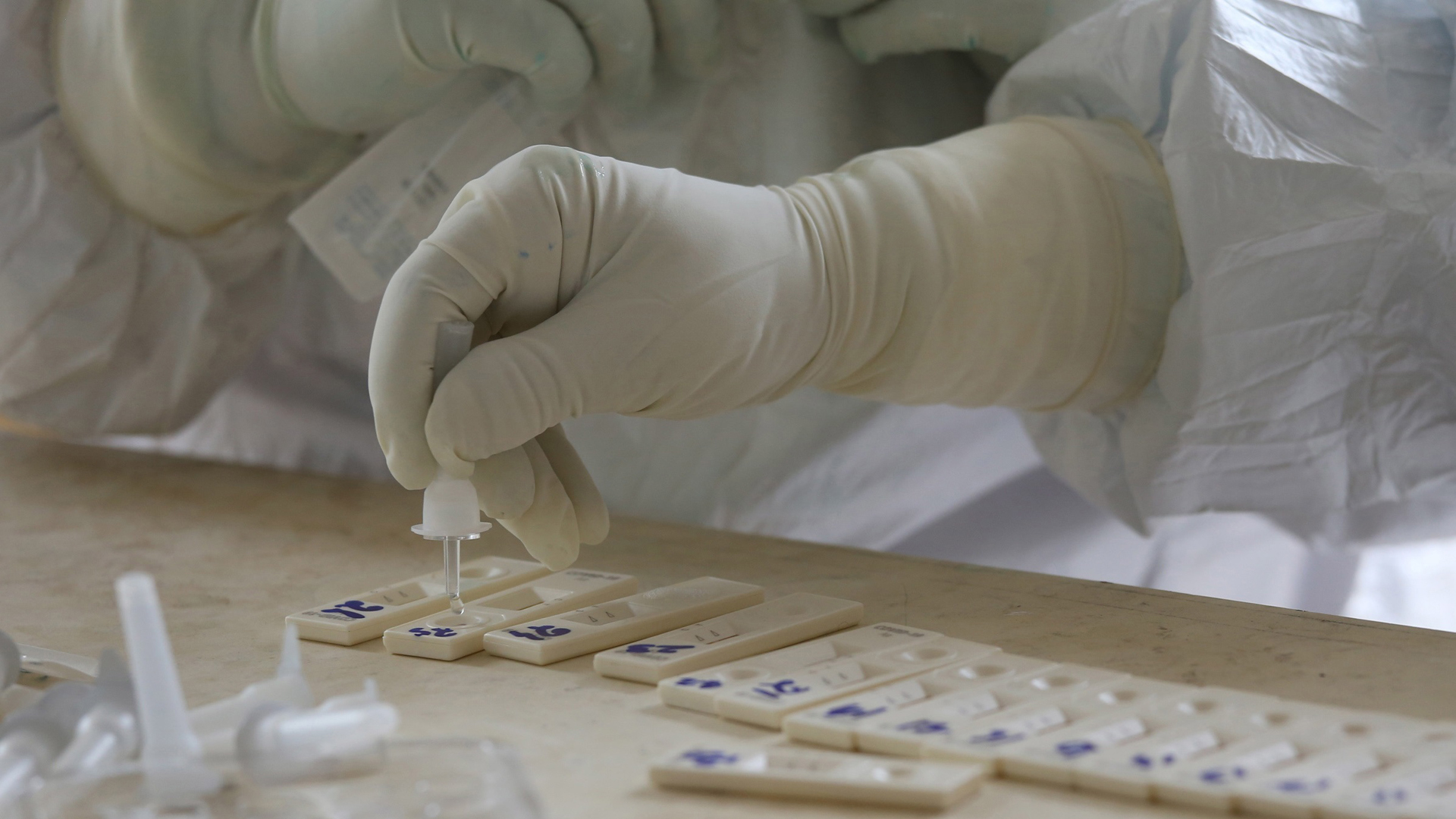 Cárcel en Singapur a mujer contagiada de COVID-19 que ocultó reuniones con amigo