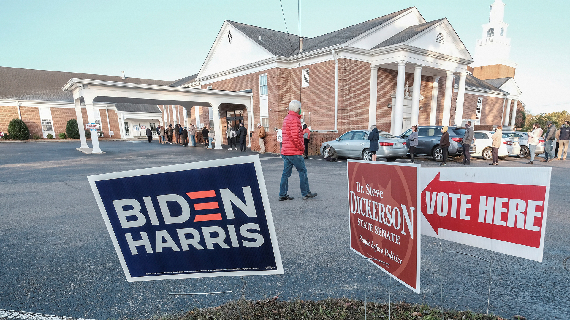 Supera Joe Biden a Trump por 7.2 puntos en últimos sondeos - publicidad-a-favor-de-joe-biden-y-kamala-harris-afuera-de-centro-de-votacion