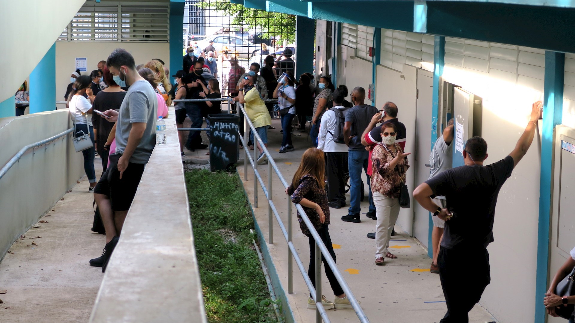 Cierran colegios electorales en Puerto Rico pese a largas filas de espera