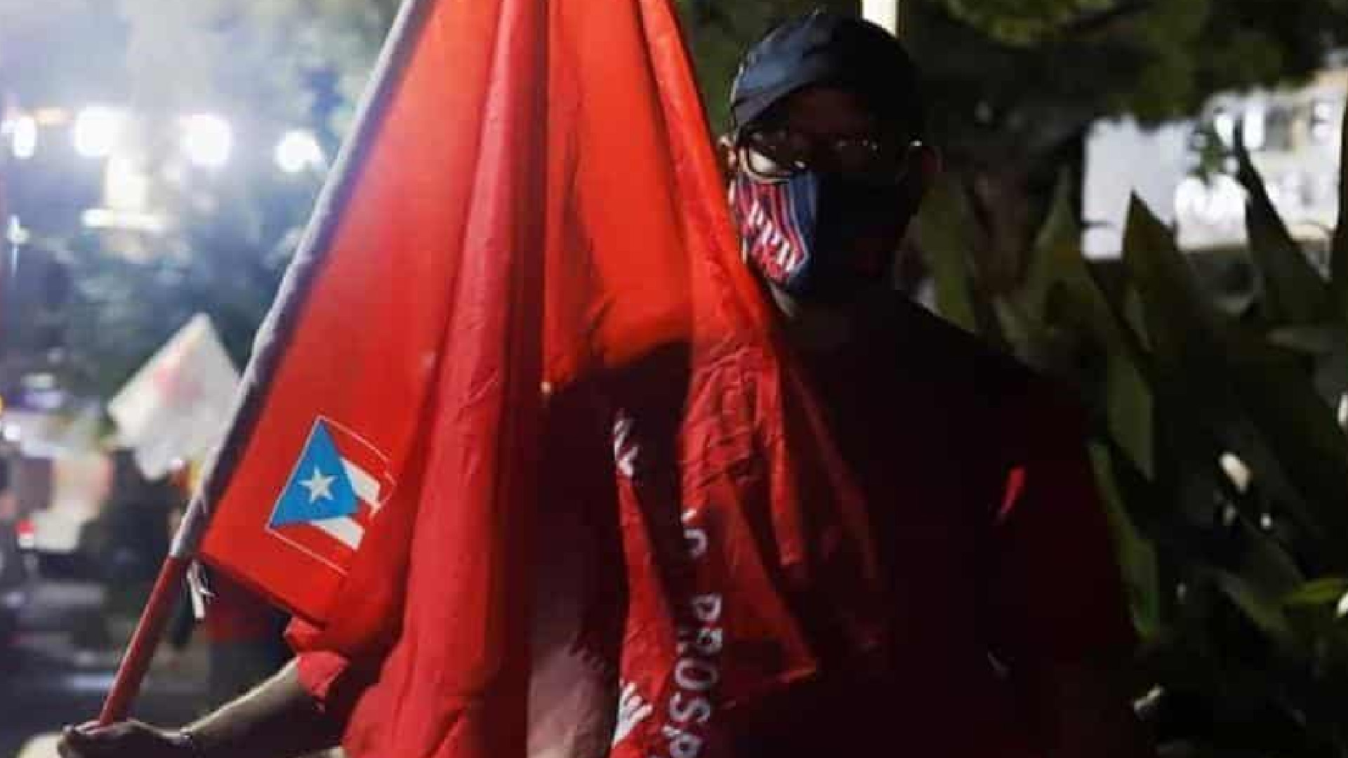 Puertorriqueños votan a favor de seguir como estado libre asociado a EE.UU.