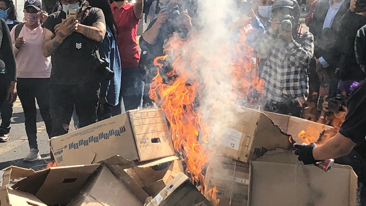 #VIDEO Feministas avanzan hacia Metro Niños Héroes escoltadas por Brigada Marabunta y policías - quema-de-documentos-de-cavi-de-fgj-cdmx