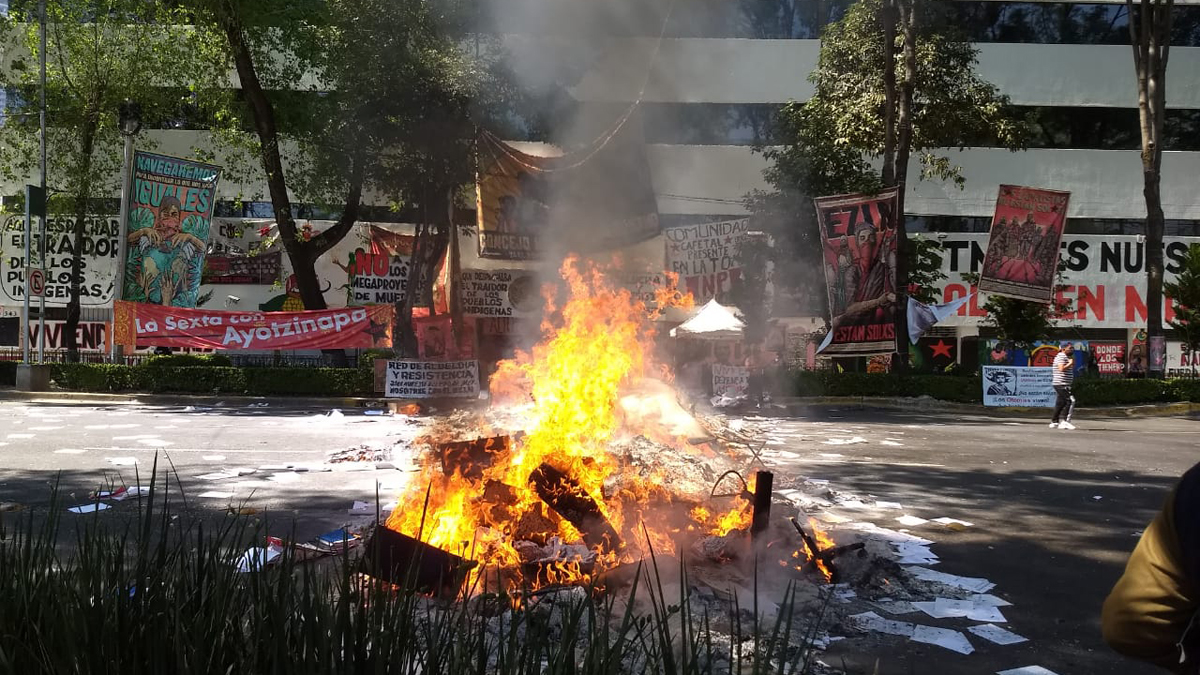 #Video Queman indígenas documentos del INPI y bloquean Av. México-Coyoacán