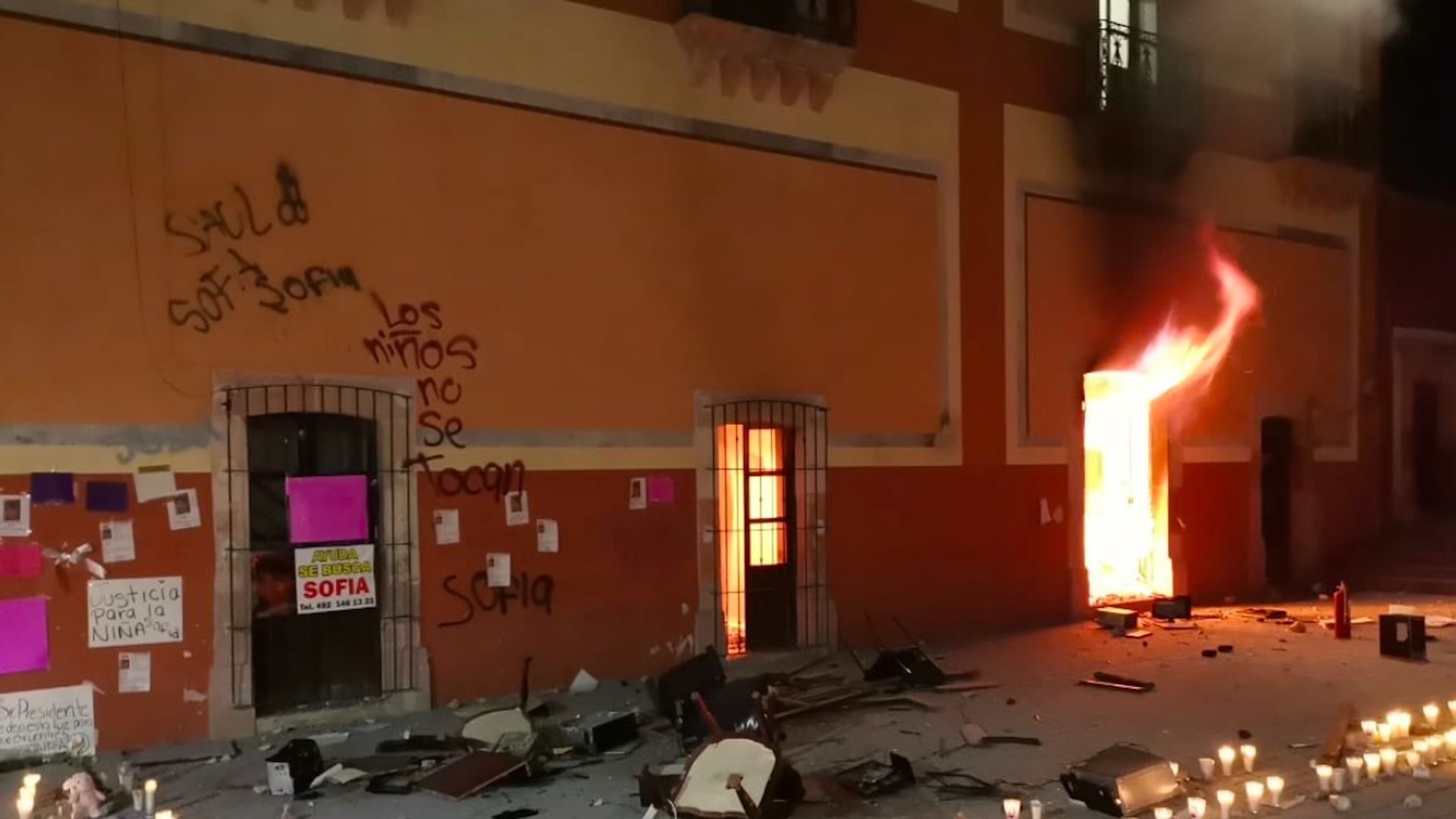 #Video Queman Palacio Municipal de Fresnillo, Zacatecas, tras localización de cuerpo de menor de 12 años