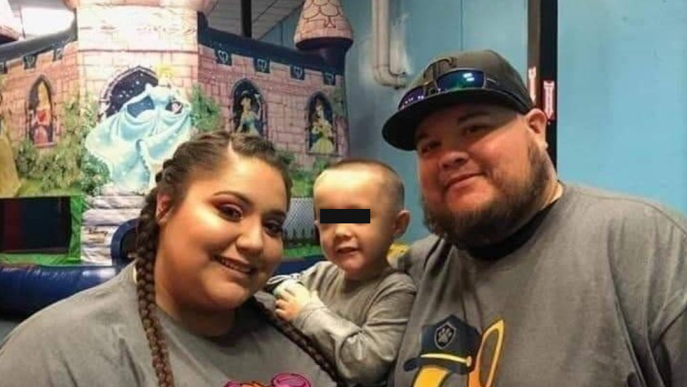 Niño latino que perdió a padres por  en EE.UU. recibe apoyo internacional