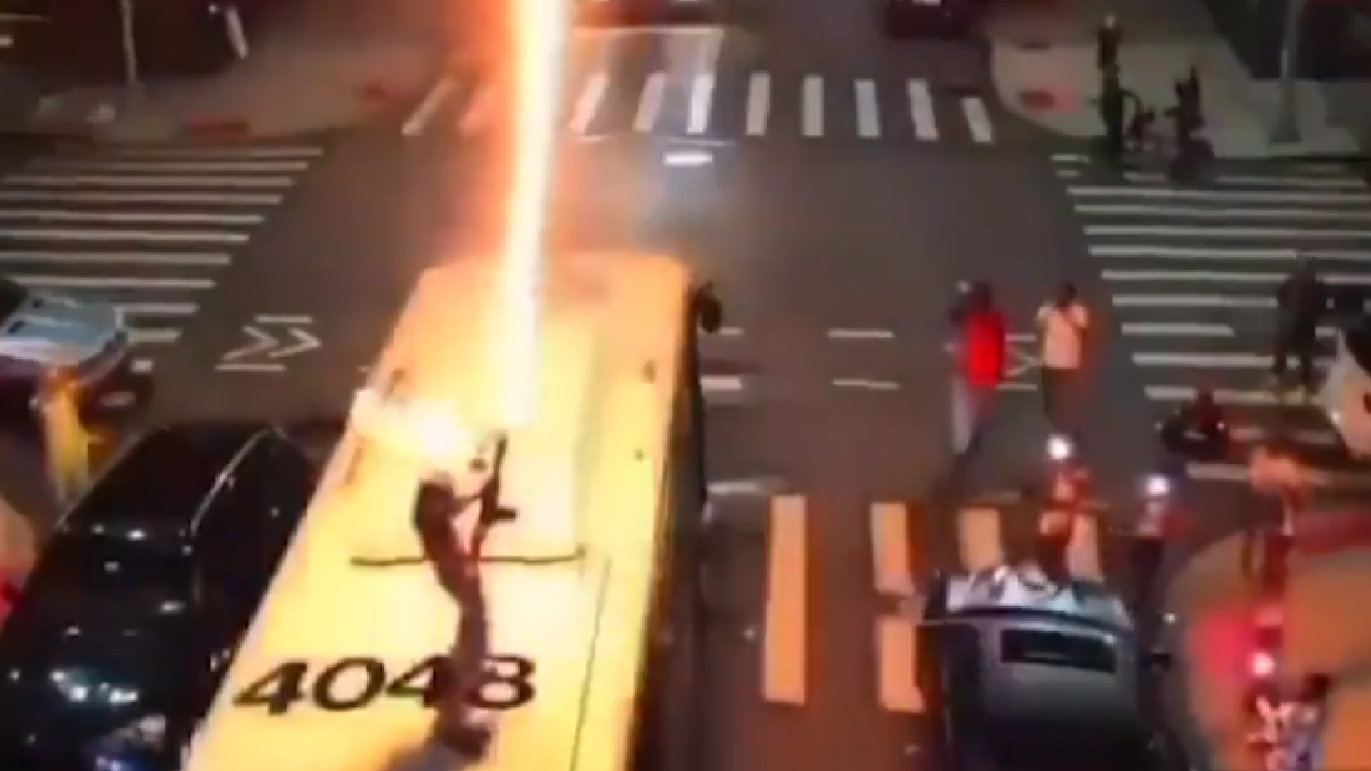 #Video Rapero sube a techo de autobús en NY y dispara lanzallamas; ya se entregó a la Policía
