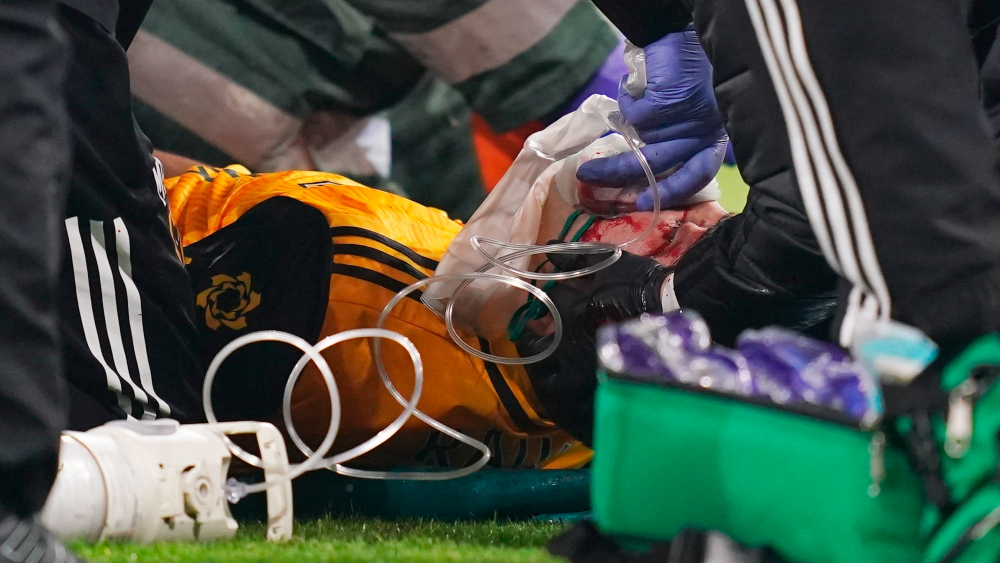 Raúl Jiménez, operado con éxito de una fractura de cráneo Raúl Jiménez, operado con éxito de una fractura de cráneo