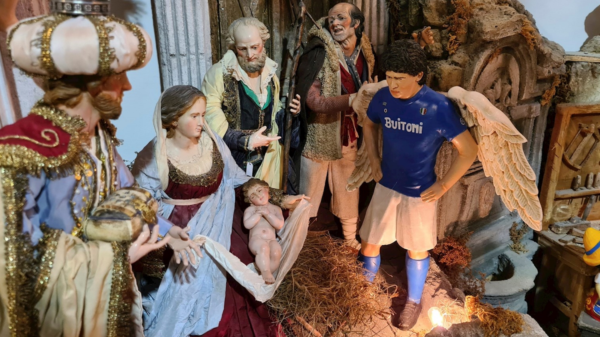 Maradona ya es un santo en los nacimientos en Nápoles