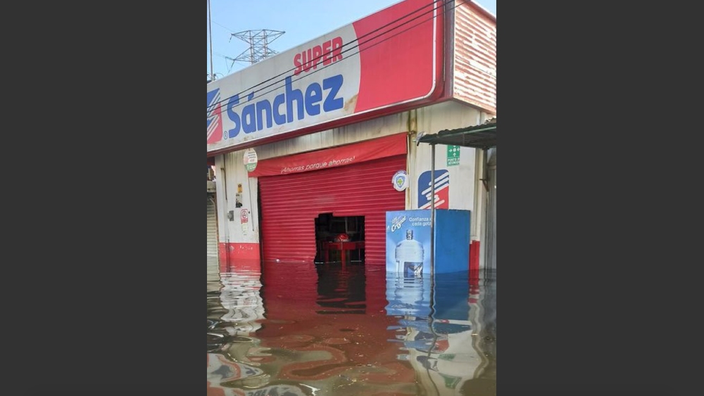 Saquean tiendas y supermercados en Villahermosa, Tabasco, tras inundaciones