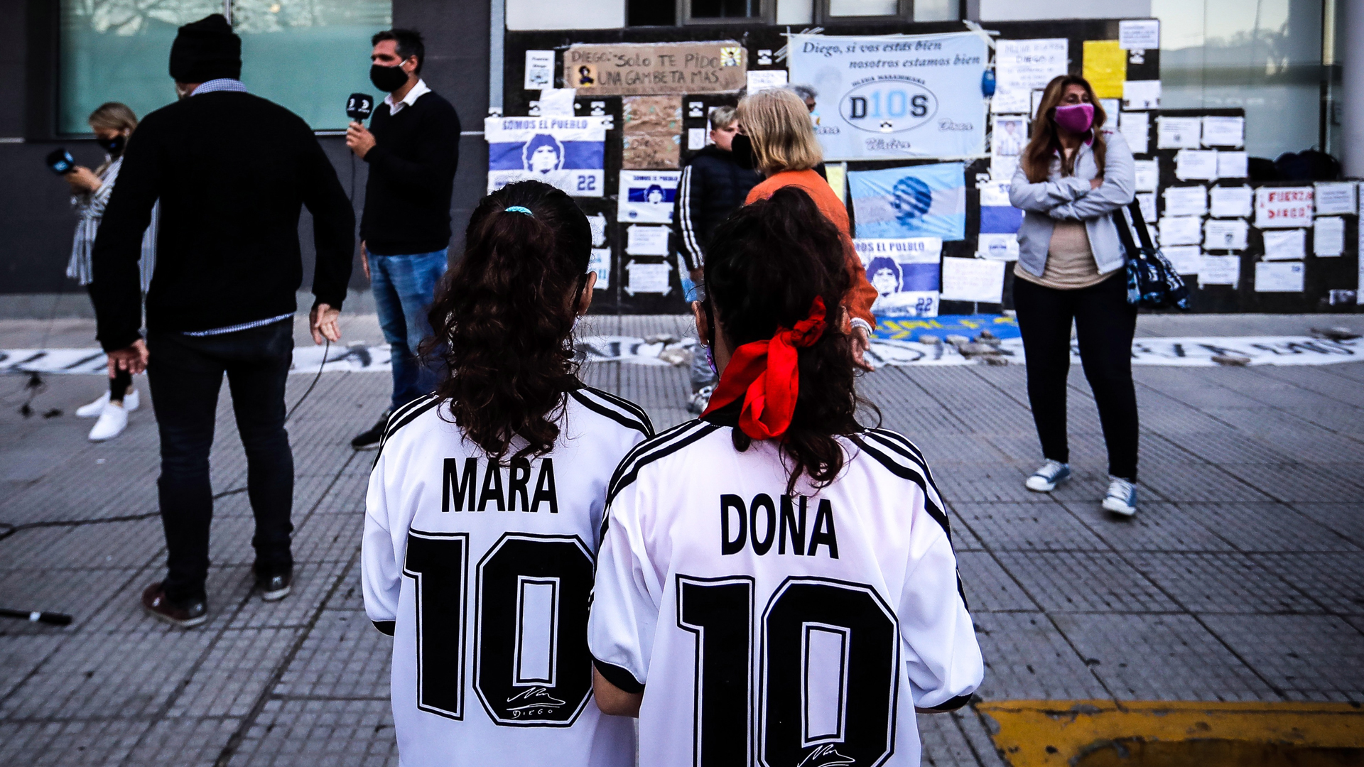 La vida de Diego Armando Maradona en FOTOS - seguidores-desean-pronta-recuperacion-a-maradona-afuera-de-hospital