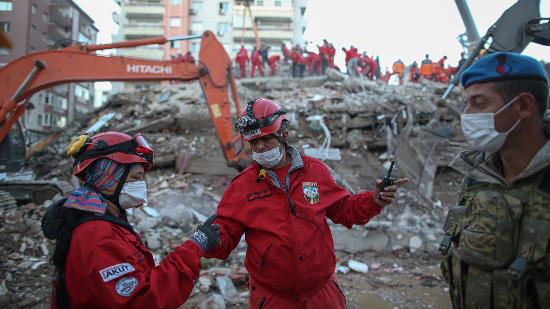 Suman 62 muertos en Turquía por sismo en costas del mar Egeo - servicios-de-rescate-durante-labores-en-turquia-por-sismo