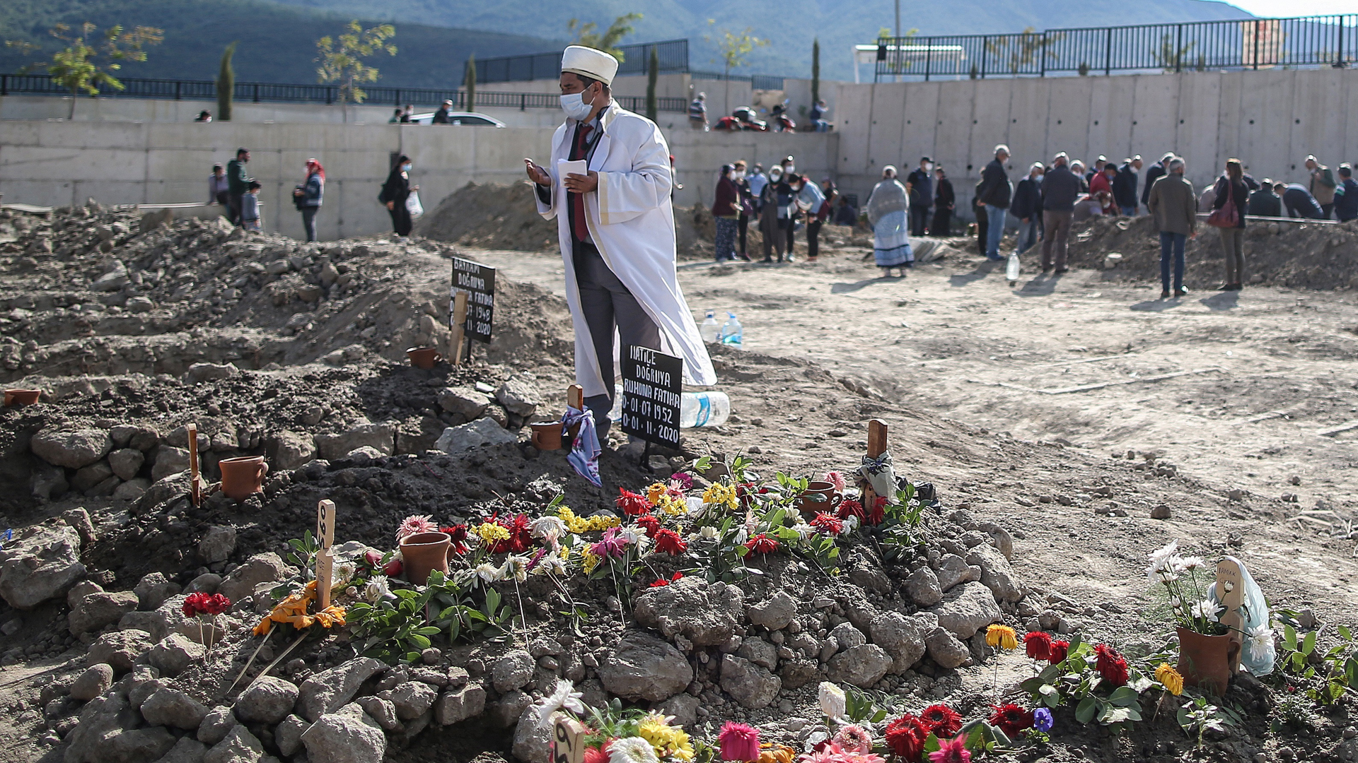 Suman 62 muertos en Turquía por sismo en costas del mar Egeo - servicios-funerarios-de-victimas-de-sismo-en-turquia