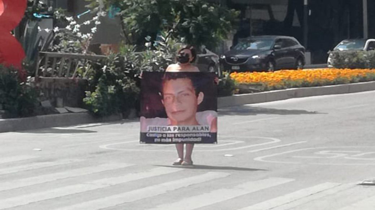 #Video Madre de joven asesinado escala rejas de Segob y se amarra a barandal - silvia-castillo-se-manifiesta-desnuda-por-el-asesinato-de-su-hijo-alan