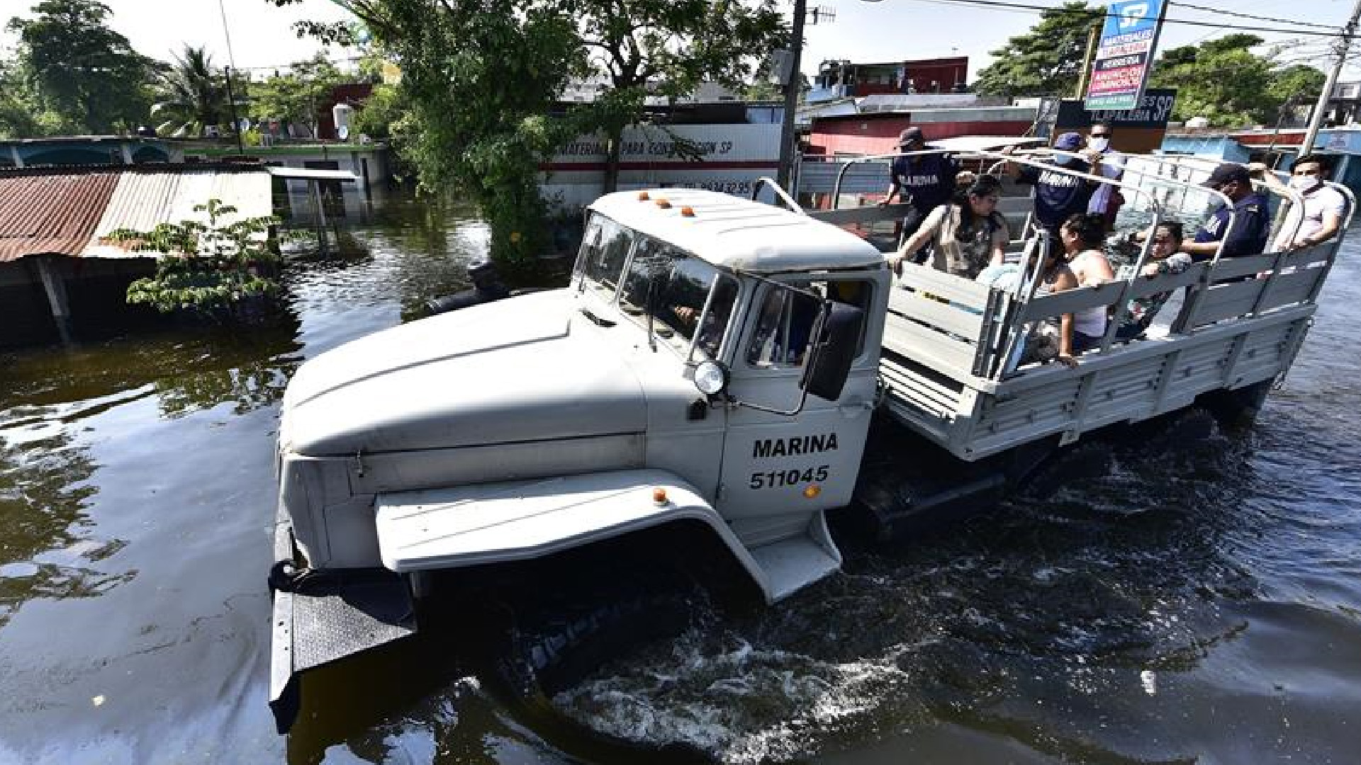 Adán Augusto López y Manuel Bartlett se culpan mutuamente por inundaciones y daños en Tabasco