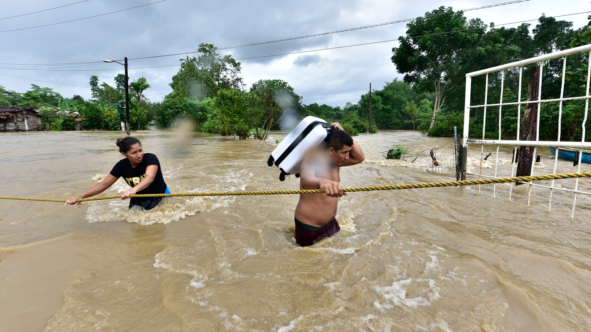“La vamos a librar”, promete López Obrador a tabasqueños tras inundaciones