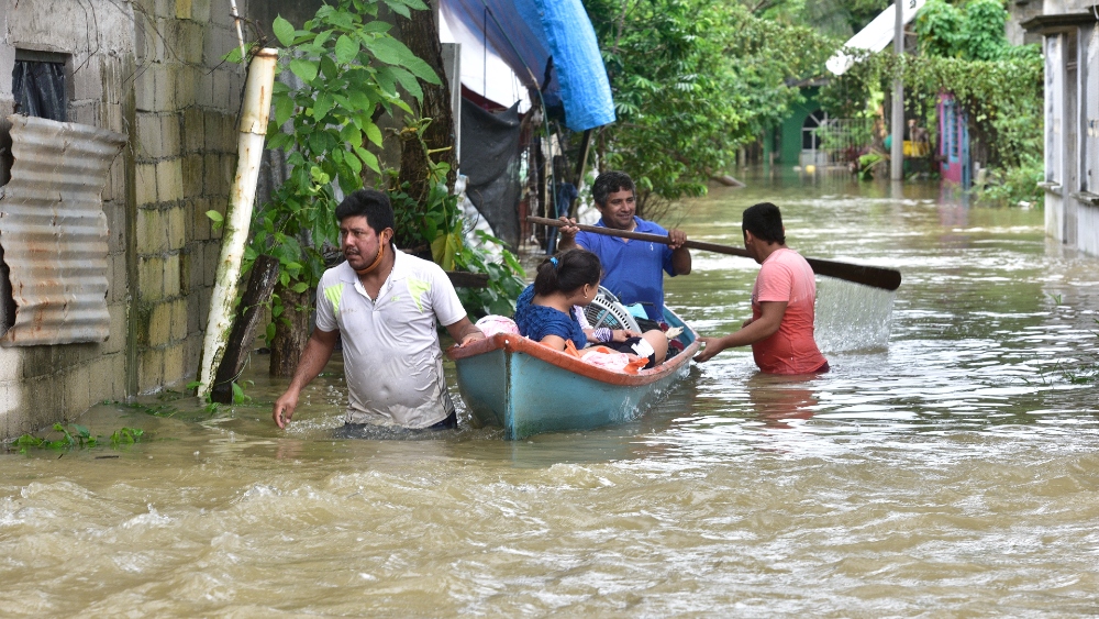 AMLO promete a tabasqueños que no volverán a ocurrir inundaciones; no planea visitar zonas afectadas