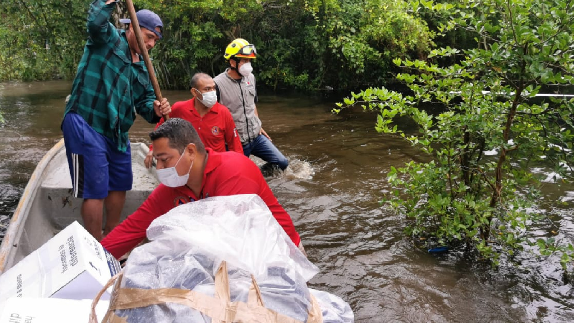 AMLO llega a Tabasco; evalúa con gabinete situación de emergencia por daños de lluvias y desfogue de presa Peñitas