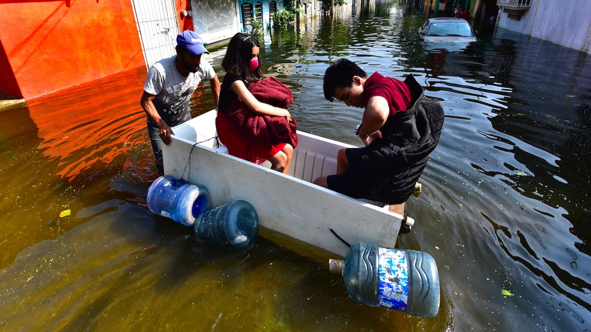 Más de 200 mil personas habrían resultado damnificadas por inundaciones en Tabasco, asegura gobernador