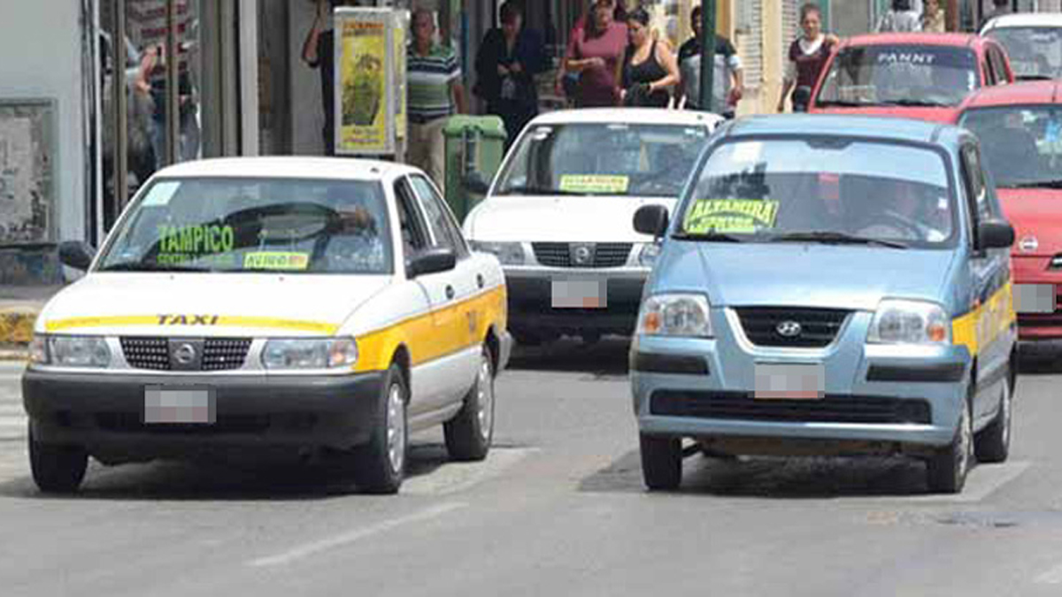 Joven se salva de secuestro en Tamaulipas al intentar saltar de taxi en movimiento