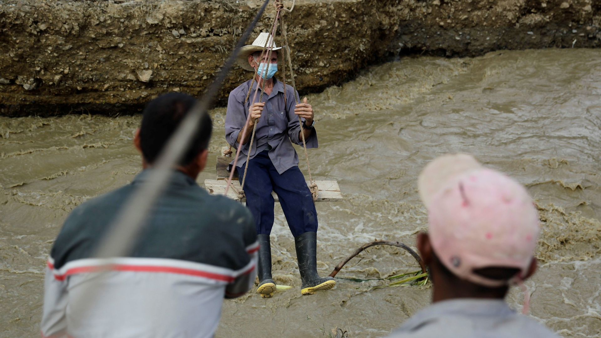 Iota causa 26 muertos a su paso por Centroamérica y el Caribe - tirolesa-improvisada-para-rescate-de-personas-en-honduras