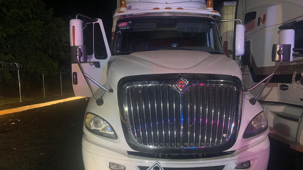 Recuperan en Michoacán tractocamión robado con 42 mi litros de amoniaco - tractocamion-cargado-de-amoniaco-con-reporte-de-robo-recuperado-en-michoacan