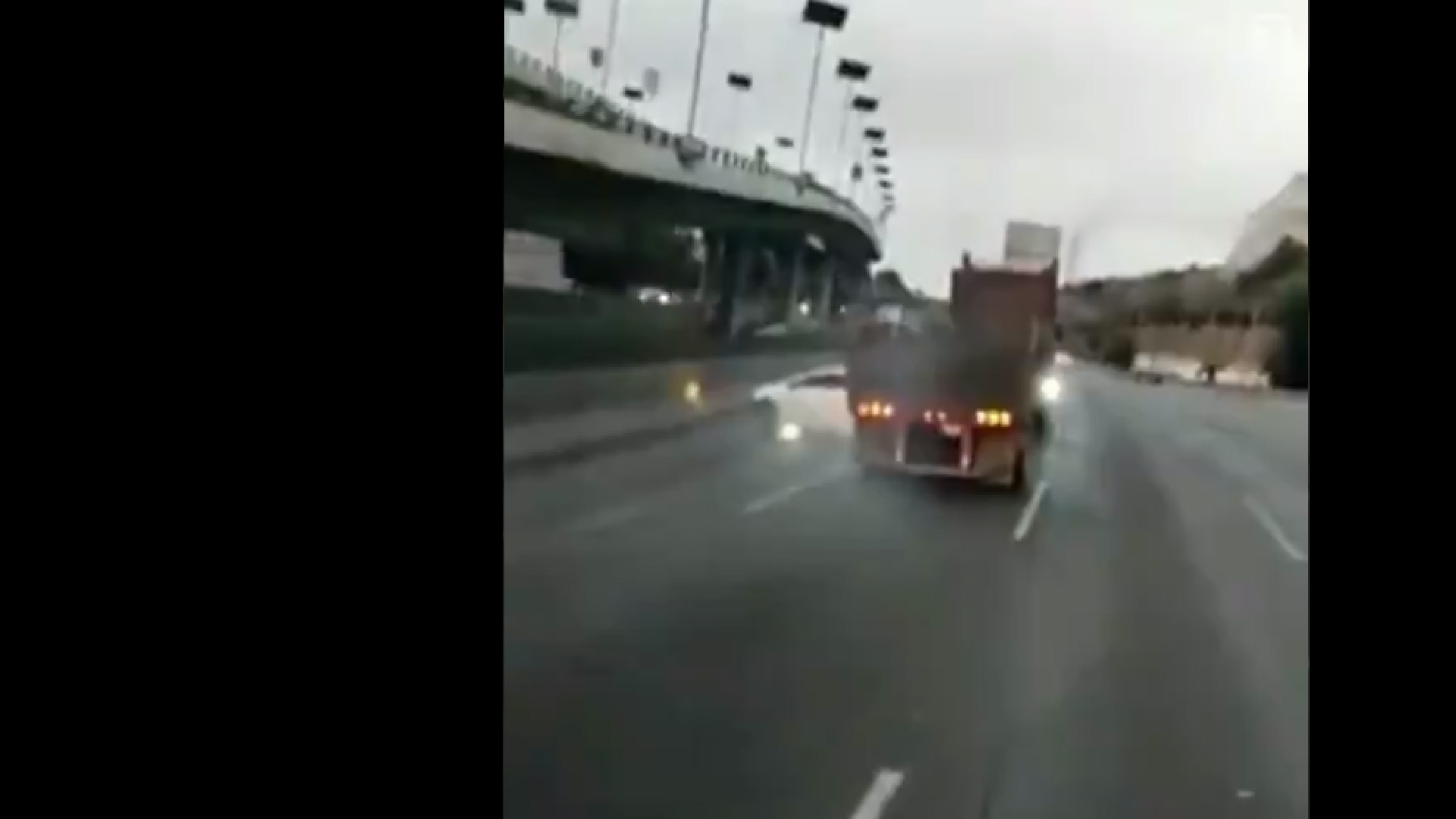 #Video Tráiler arrastra a automóvil sobre la México-Querétaro; no se detuvo y se dio a la fuga