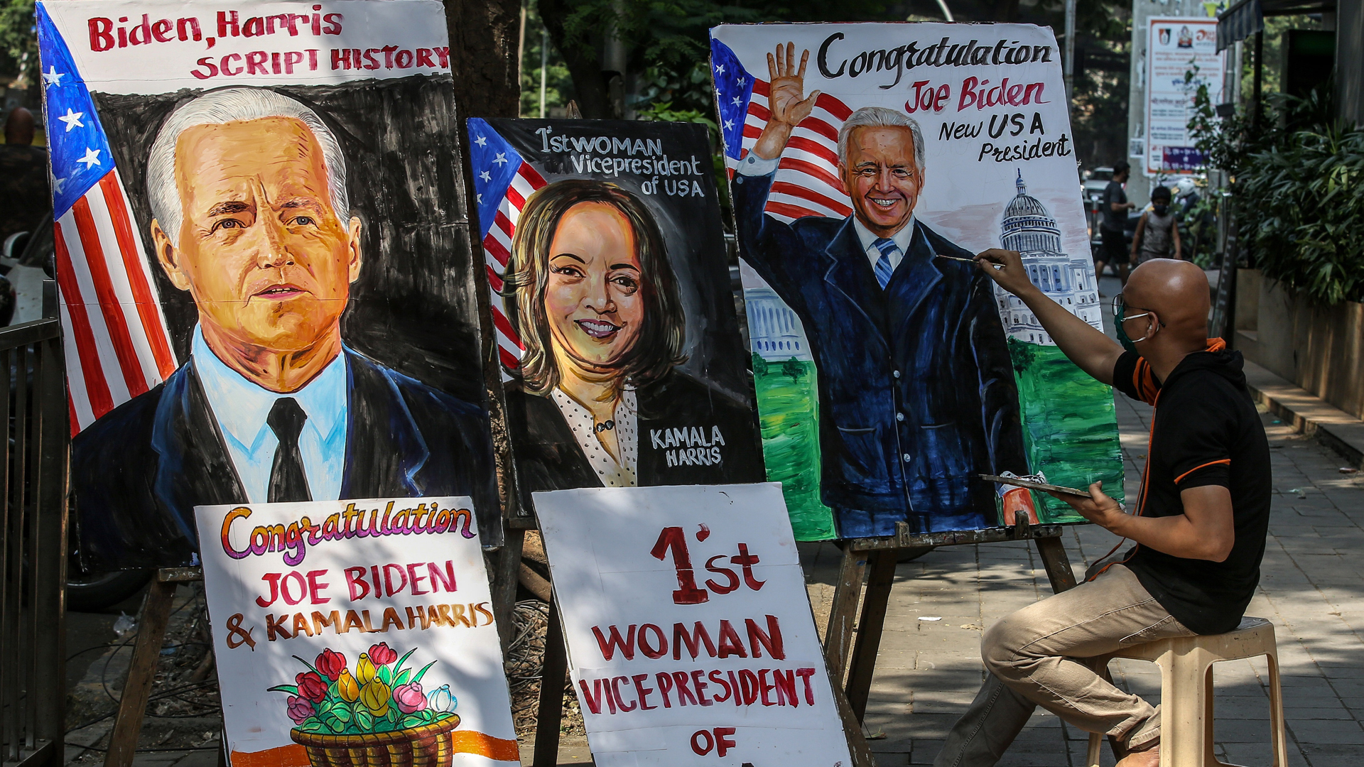 Celebra India triunfo de Kamala Harris, quien exalta sus orígenes indios - tras-conocer-que-kamala-harris-resulto-vicepresidenta-electa-de-eeuu-decenas-de-indios-tomaron-las-calles-para-festejar