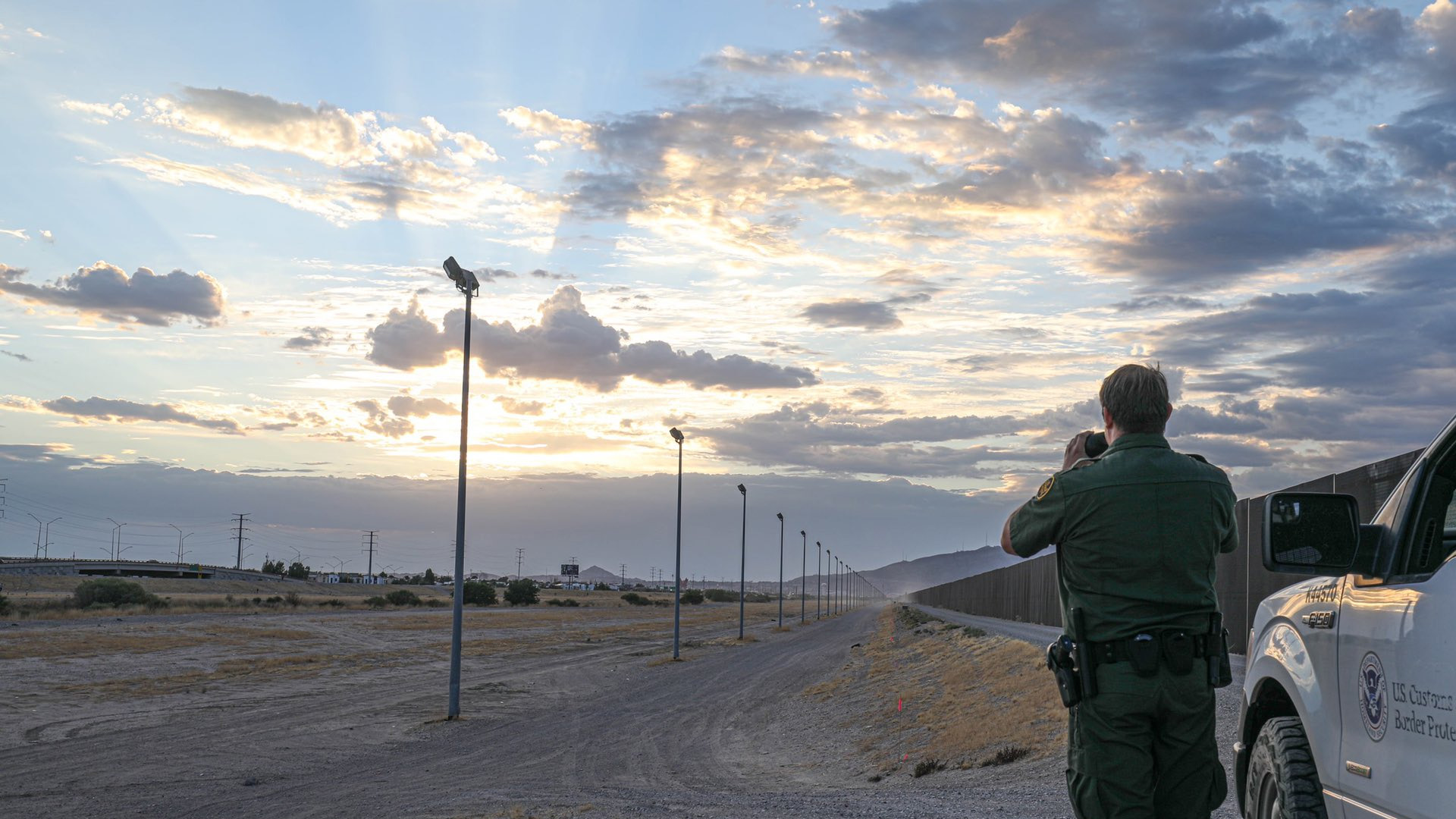 Trump ordenó desde 2017 comprar 21.35 kilómetros de tierras privadas para muro fronterizo