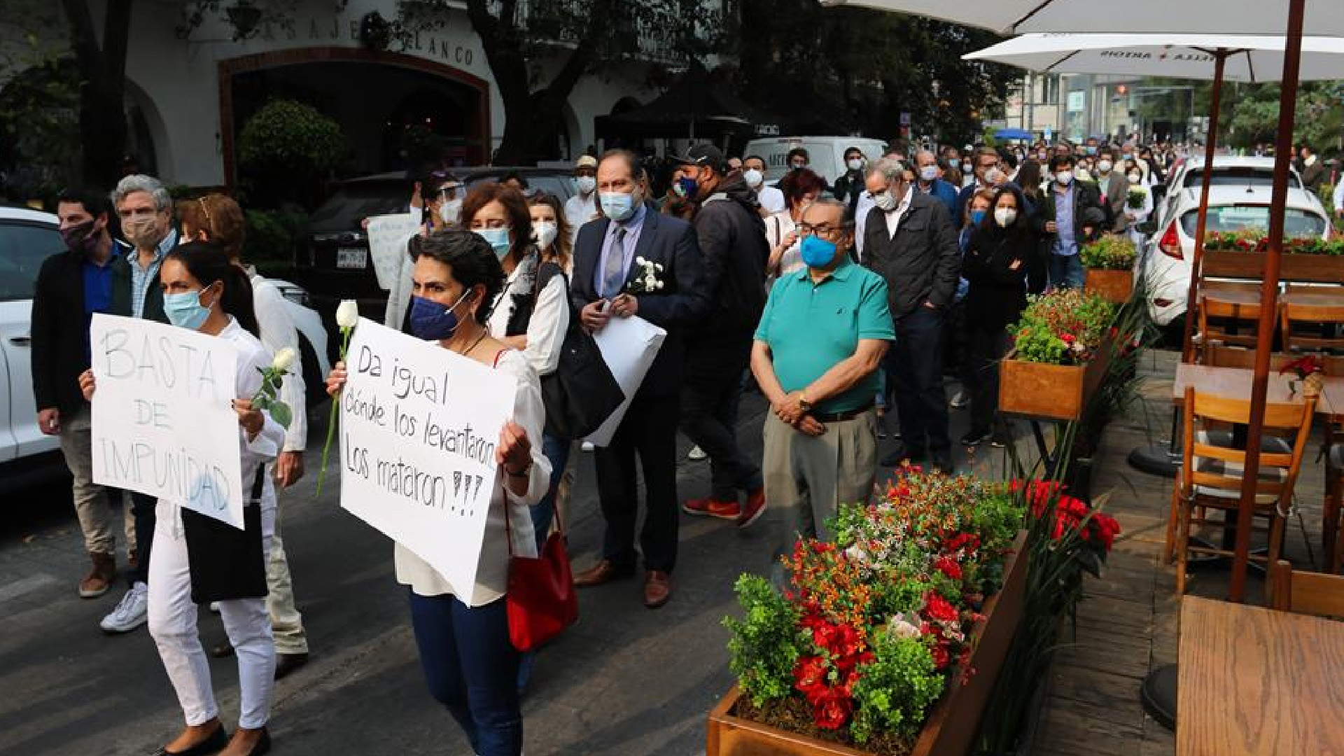 Marchan en la Ciudad de México por la muerte del francés Baptiste Lormand - unas-mil-personas-exigen-justicia-por-empresario-frances-asesinado-en-la-ciudad-de-mexico-foto-efe