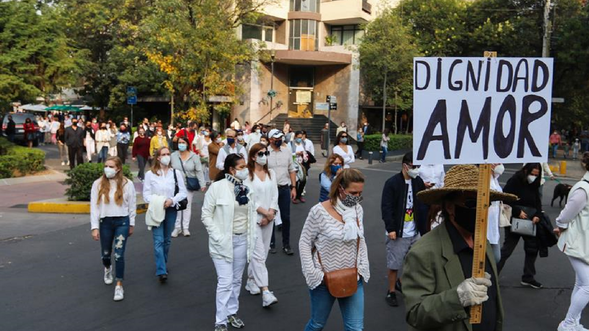Marchan en la Ciudad de México por la muerte del francés Baptiste Lormand