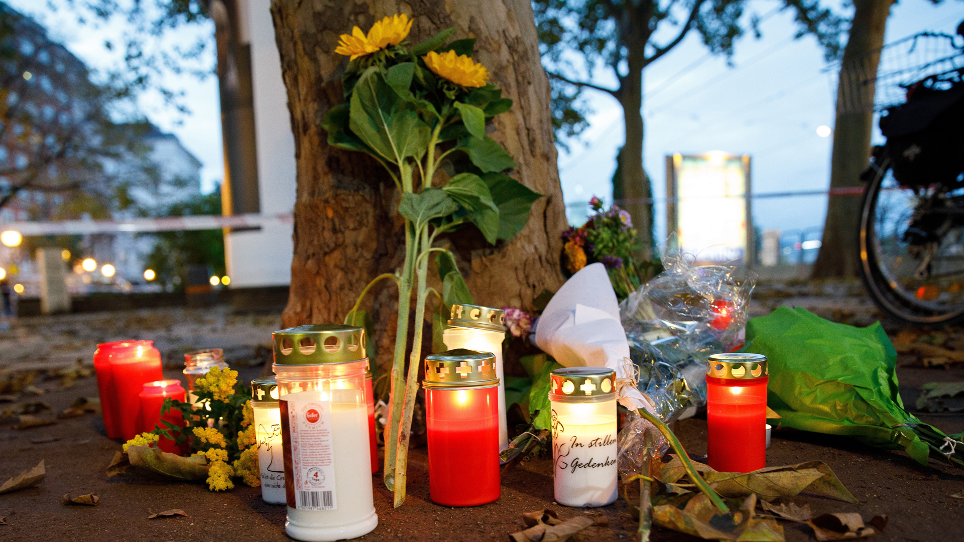 Se adjudica Estado Islámico ataque armado en Viena - veladoras-y-flores-en-memoria-de-victimas-de-atentado-en-viena-austria