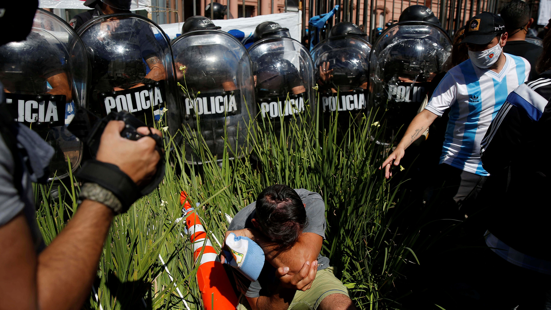 Cortejo fúnebre traslada restos de Maradona a cementerio - velatorio-de-maradona-en-buenos-aires