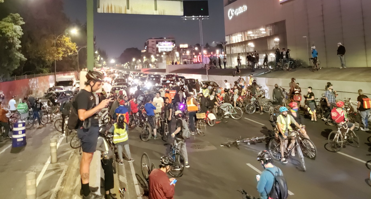 Liberan ciclistas Viaducto tras protesta por compañero arrollado