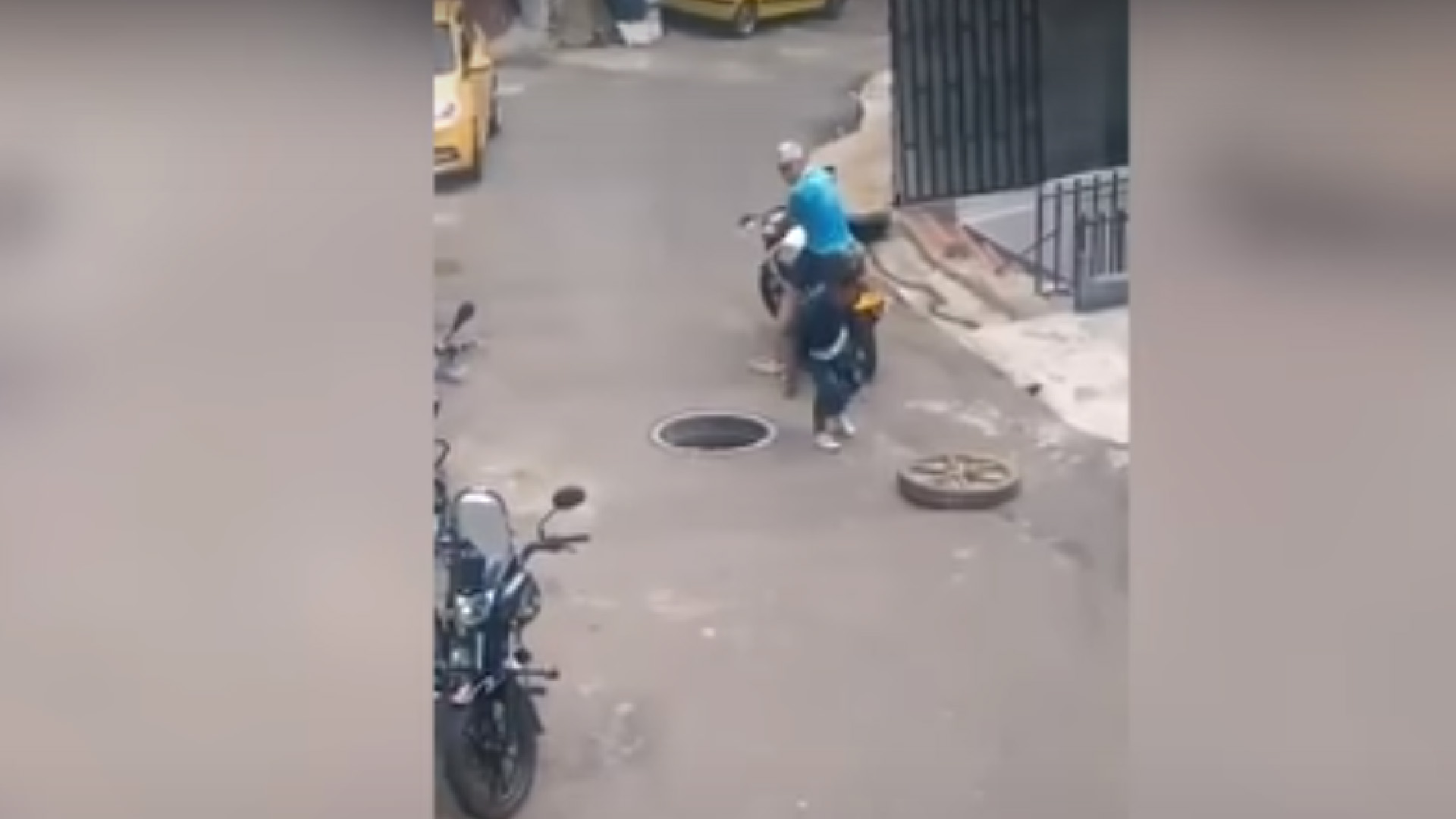 #Video Ladrón intenta robar tapa de alcantarilla y casi muere