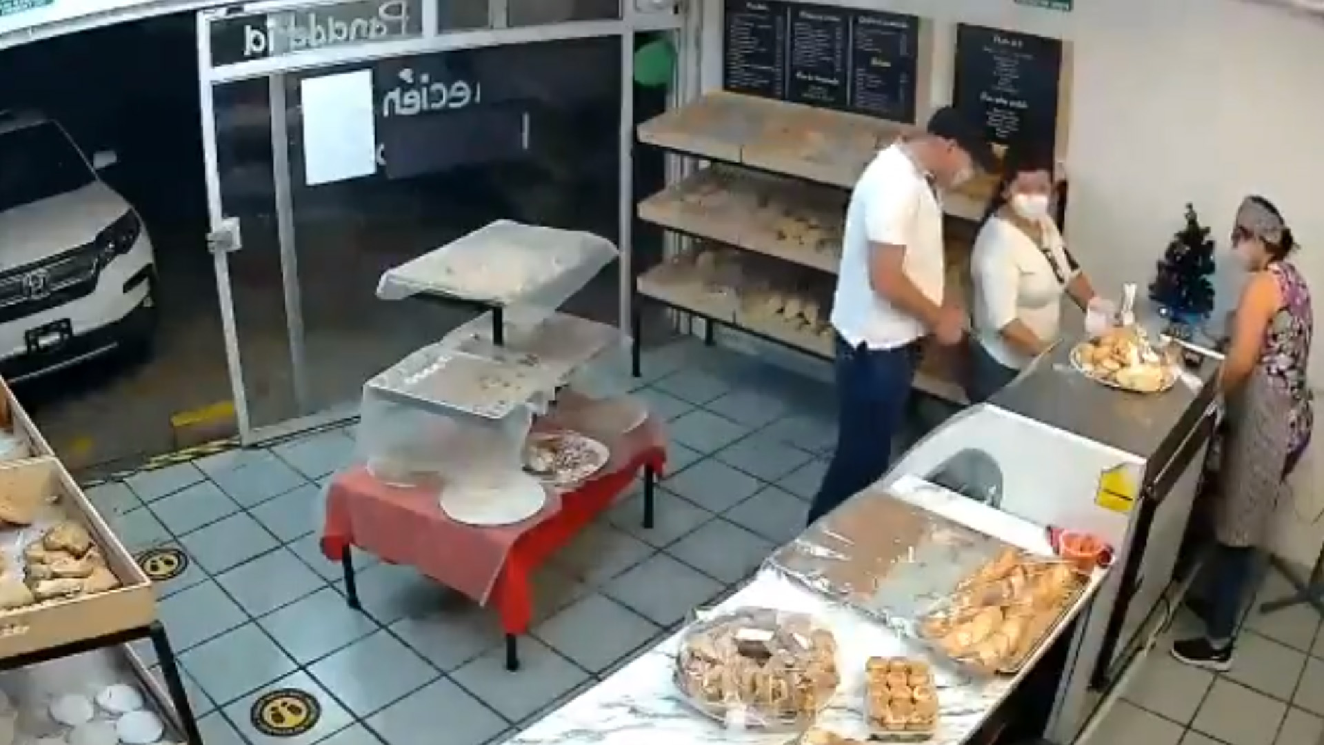 #Video Sujeto armado asalta a mujer en panadería de Guadalajara; le roba su camioneta