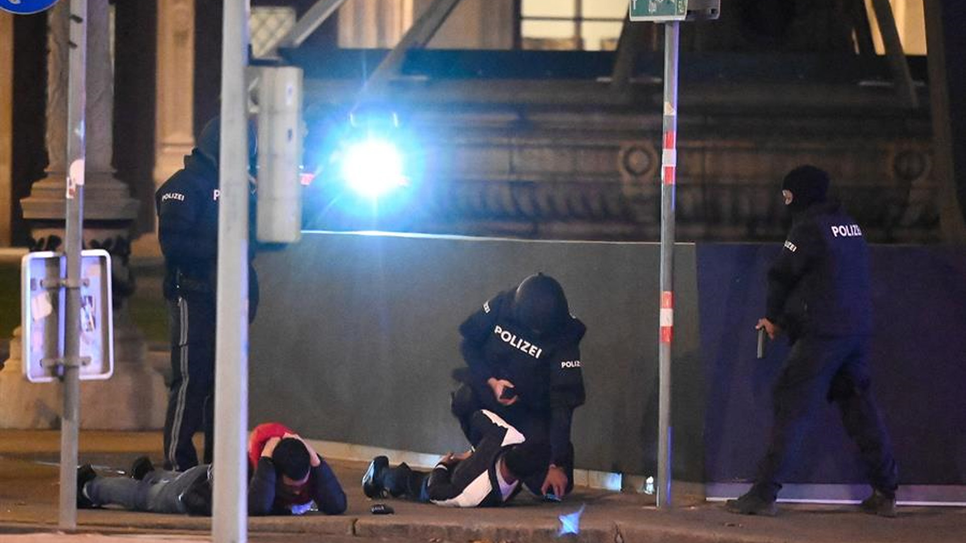 Inicia en Viena búsqueda de al menos un sospechoso por atentado que dejó dos muertos