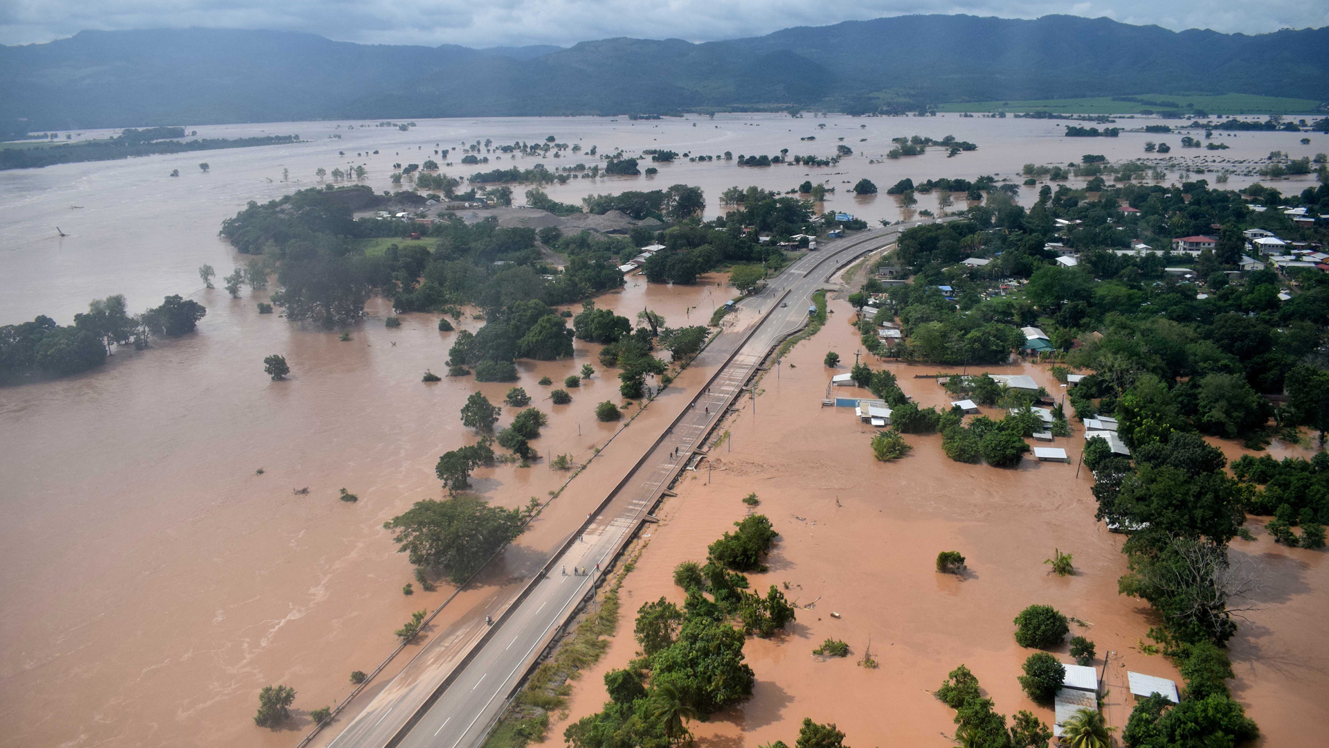 Parten hondureños hacia EE.UU. en caravana ante afectaciones por Eta e Iota - vista-aerea-de-las-areas-anegadas-por-iota-en-honduras